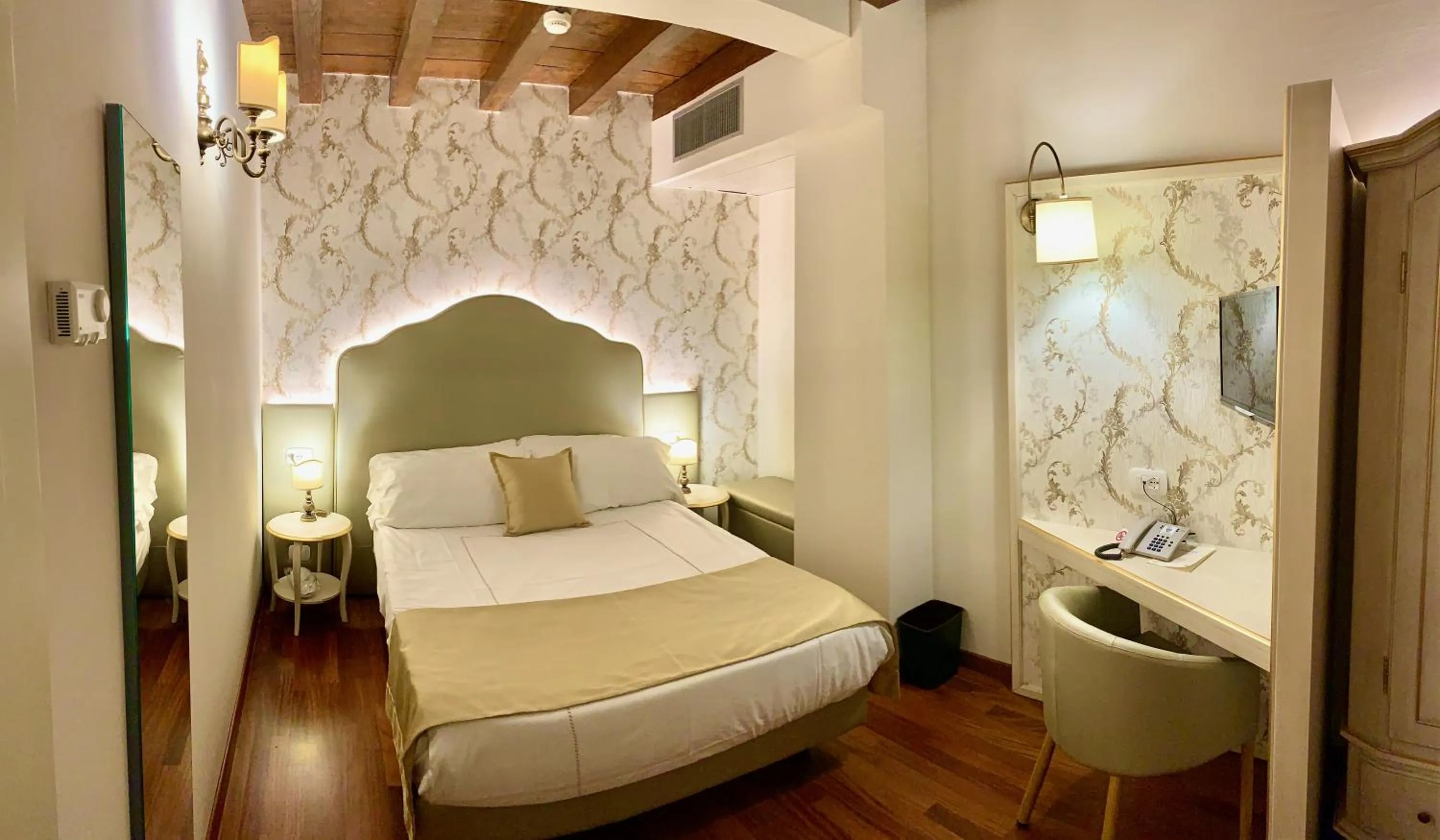 Bedroom, Bed in Albergo Gardesana