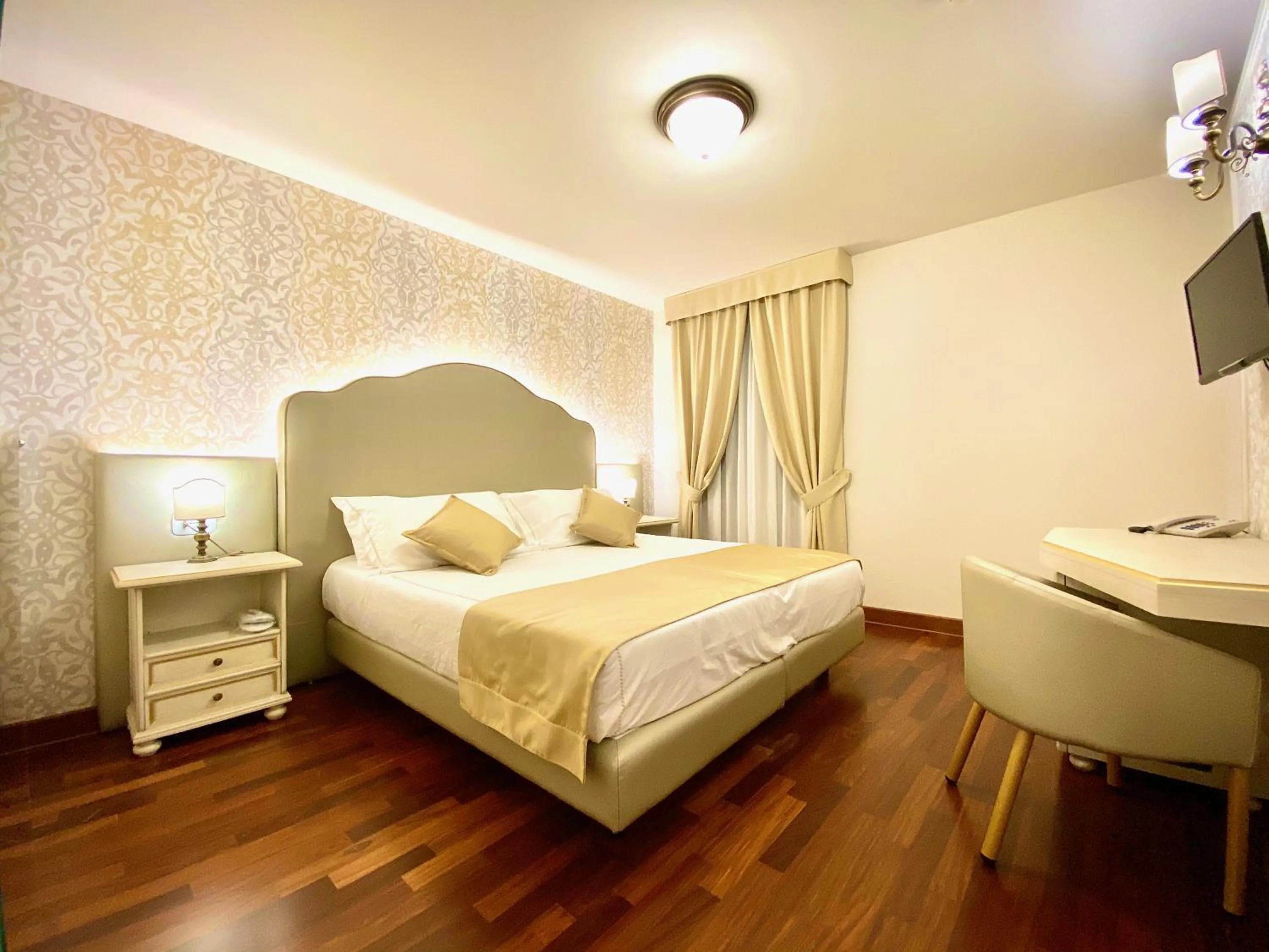 Bedroom, Bed in Albergo Gardesana