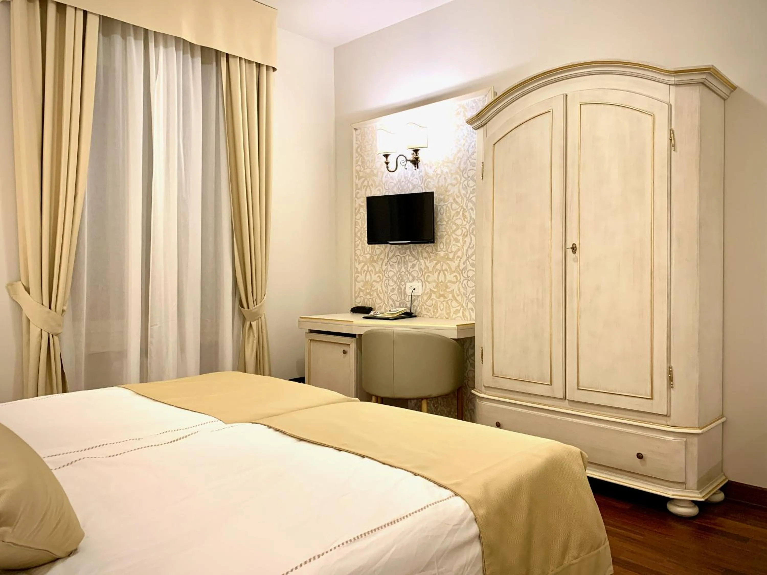 Bedroom, Bed in Albergo Gardesana