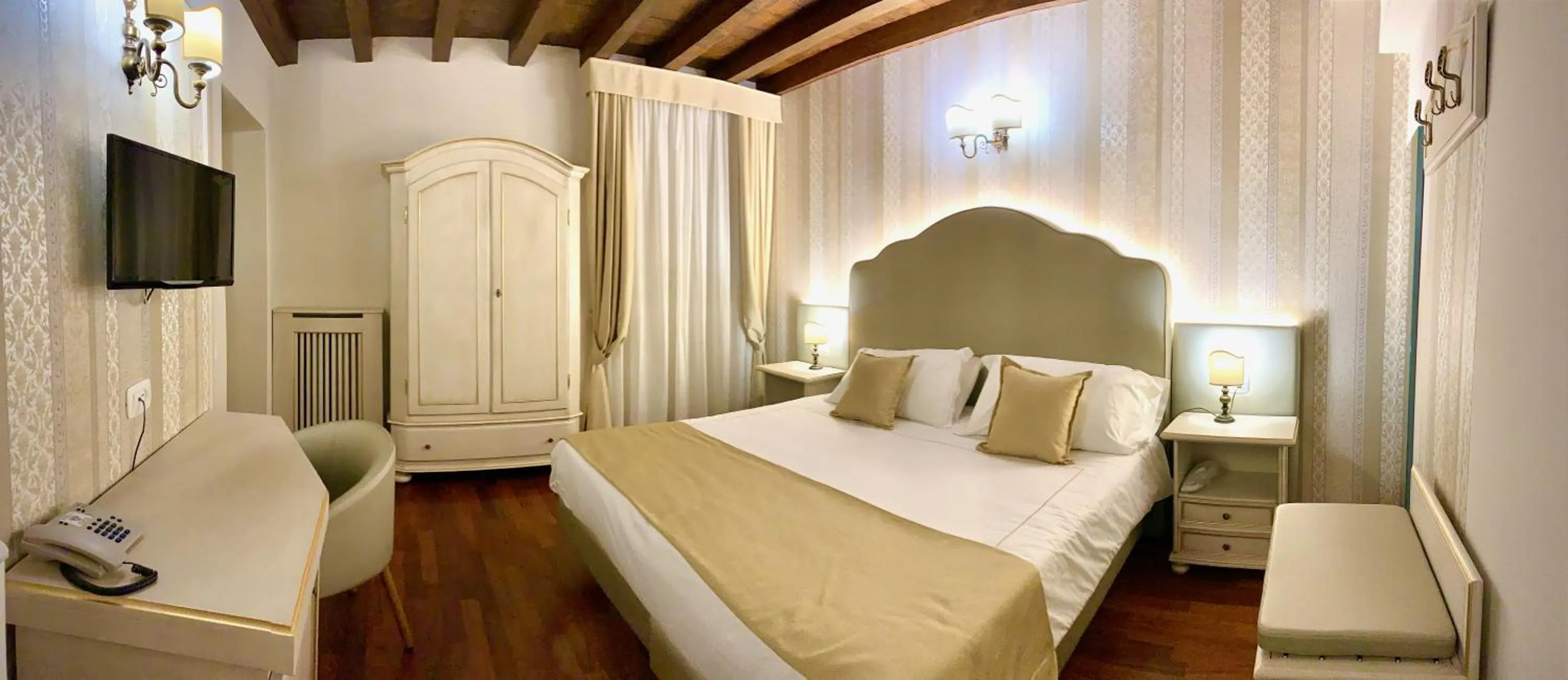 Bedroom, Bed in Albergo Gardesana