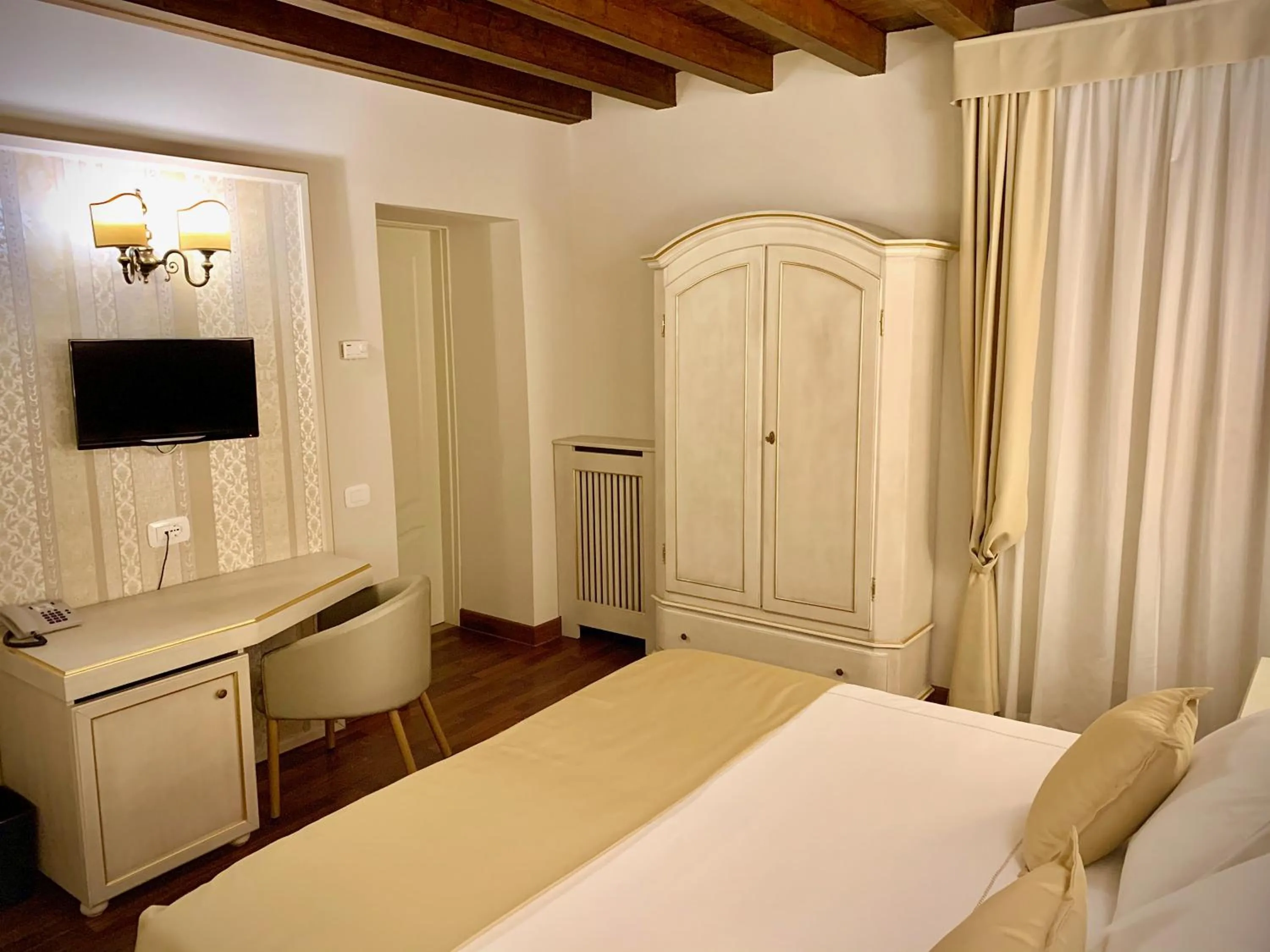 Bedroom, Bed in Albergo Gardesana