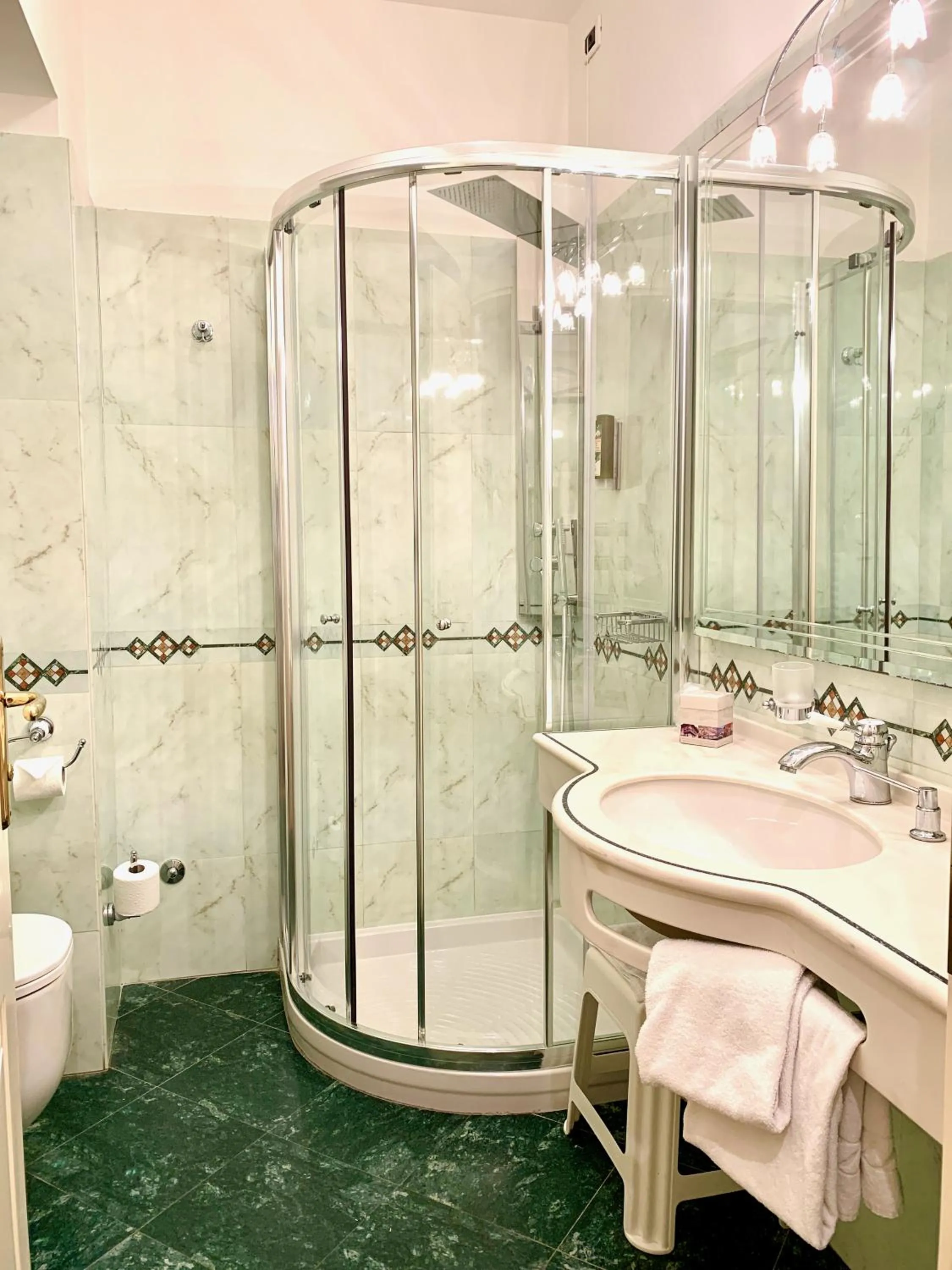 Bathroom in Albergo Gardesana