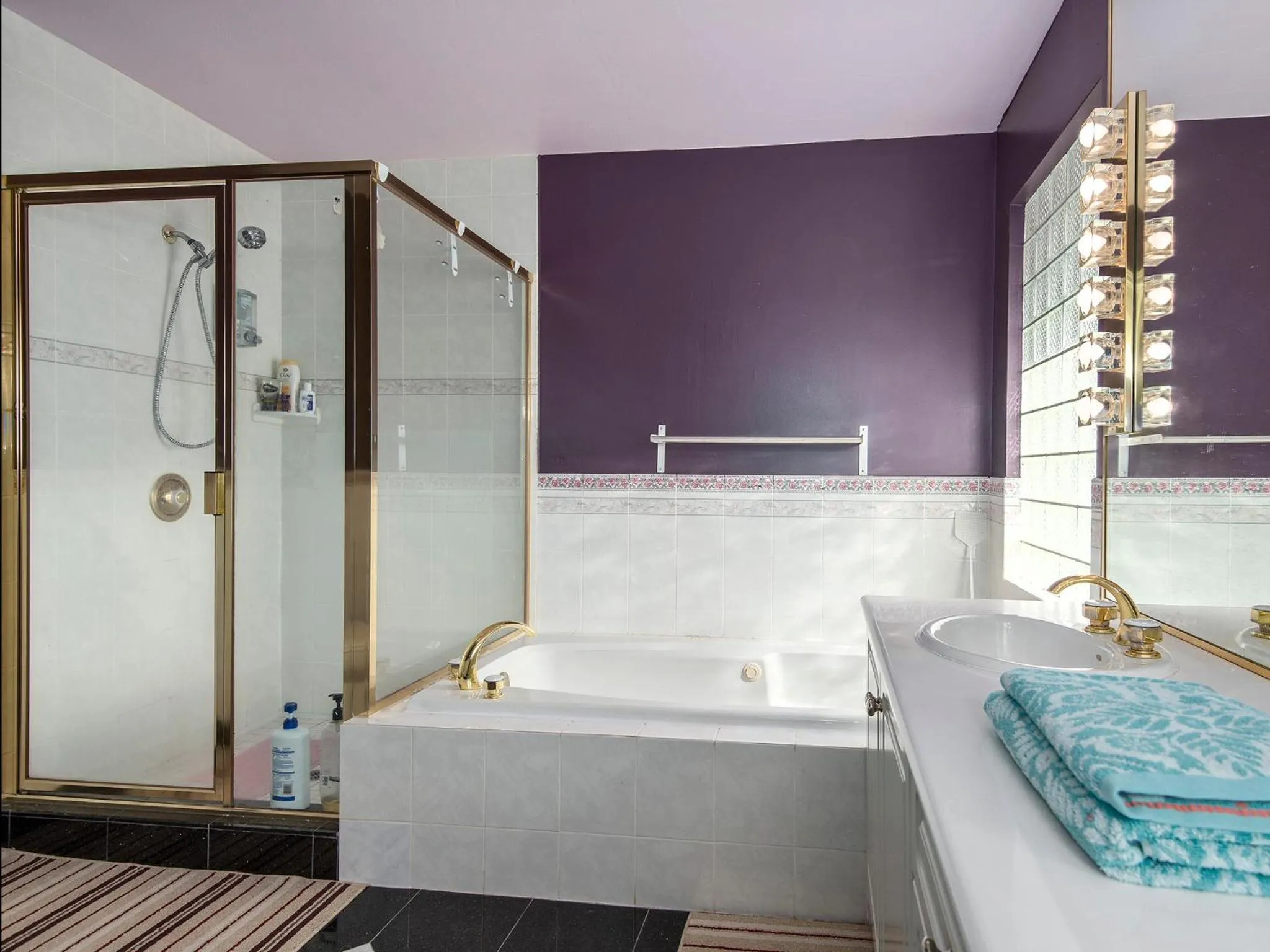 Shower, Bed in Fraser River Richmond Bed and Breakfast