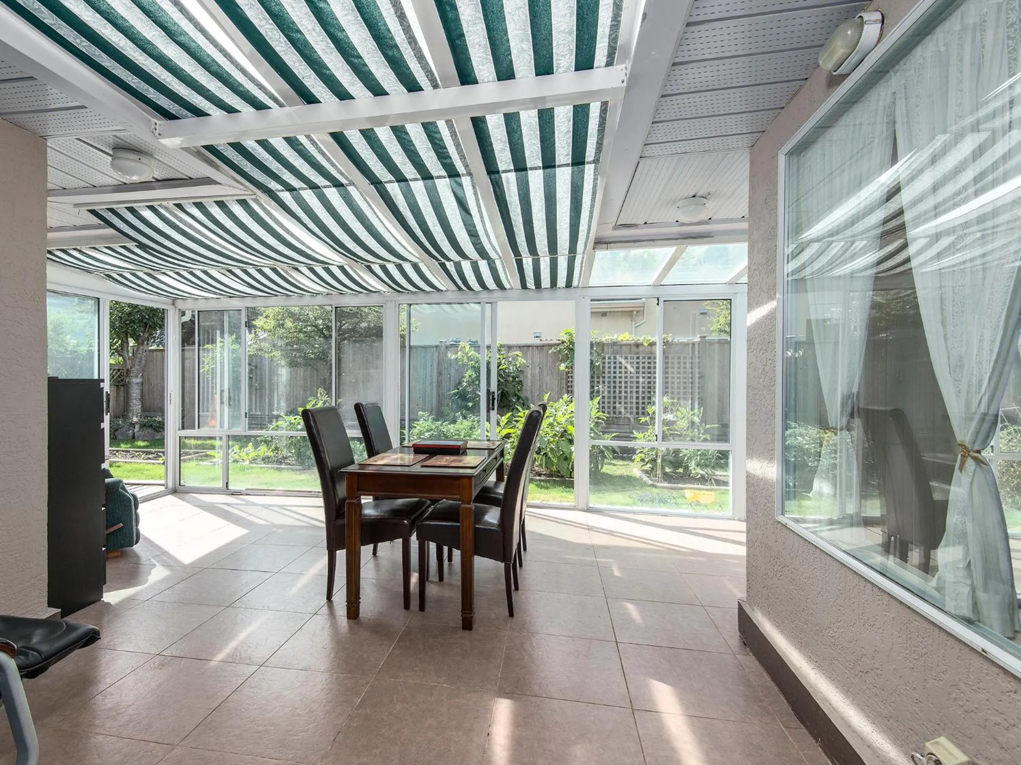 Dining area in Fraser River Richmond Bed and Breakfast