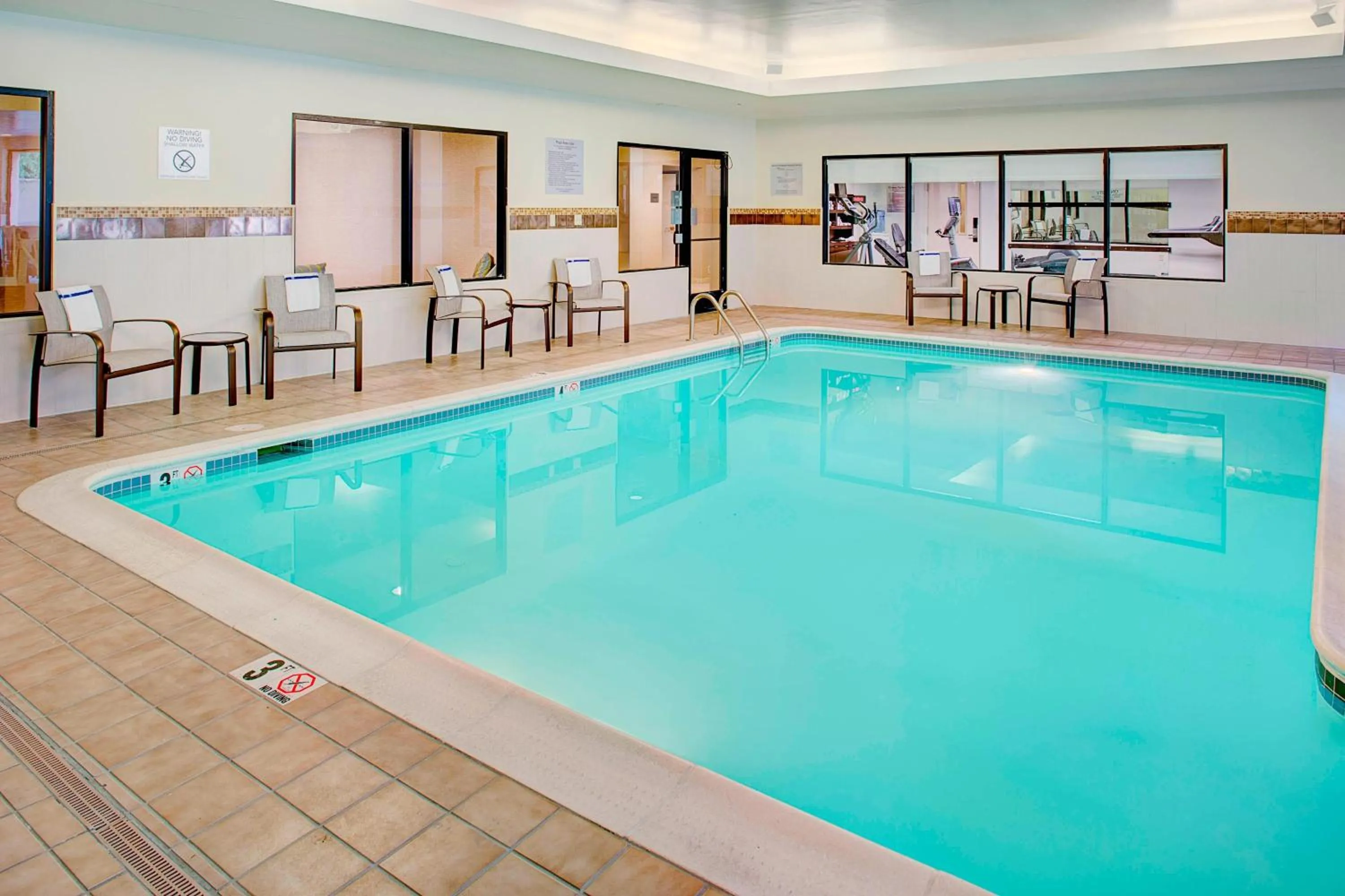 Swimming pool in Courtyard by Marriott Richmond Airport