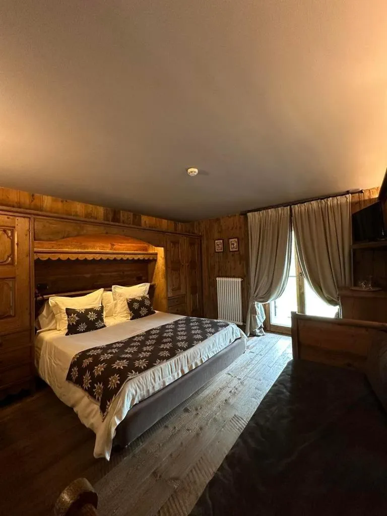 Photo of the whole room, Bed in La Madonnina Del Gran Paradiso Wellness Hotel