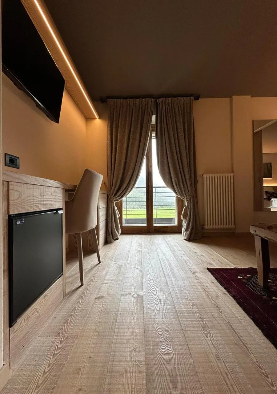 Seating area, Bed in La Madonnina Del Gran Paradiso Wellness Hotel