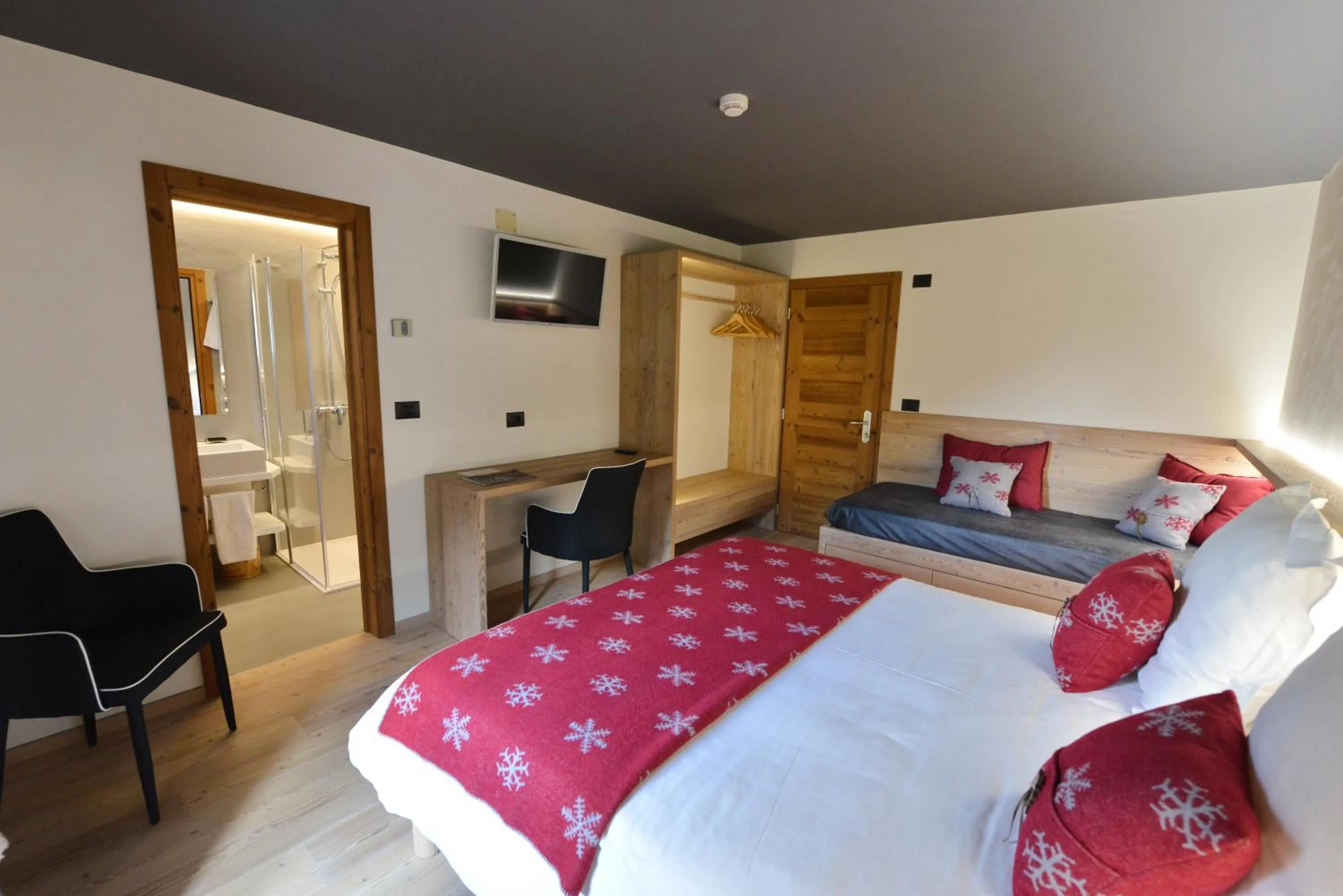 Photo of the whole room, Bed in La Madonnina Del Gran Paradiso Wellness Hotel