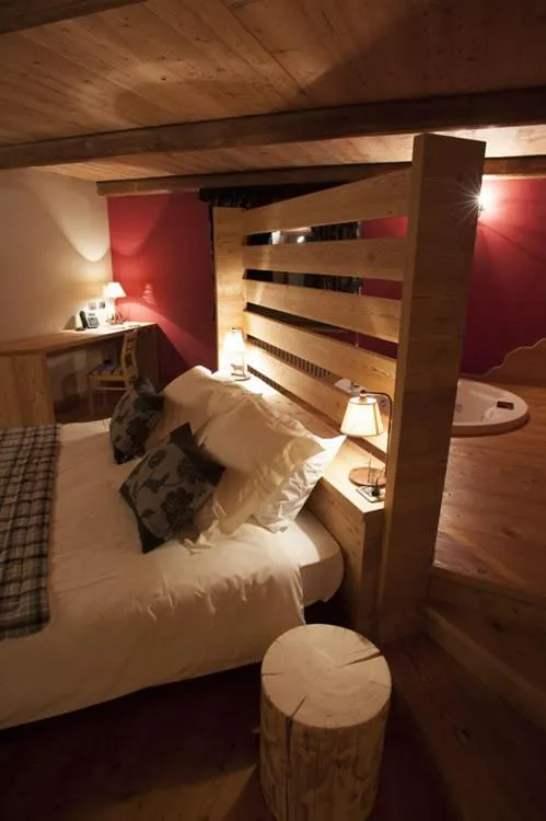 Decorative detail, Bed in La Madonnina Del Gran Paradiso Wellness Hotel