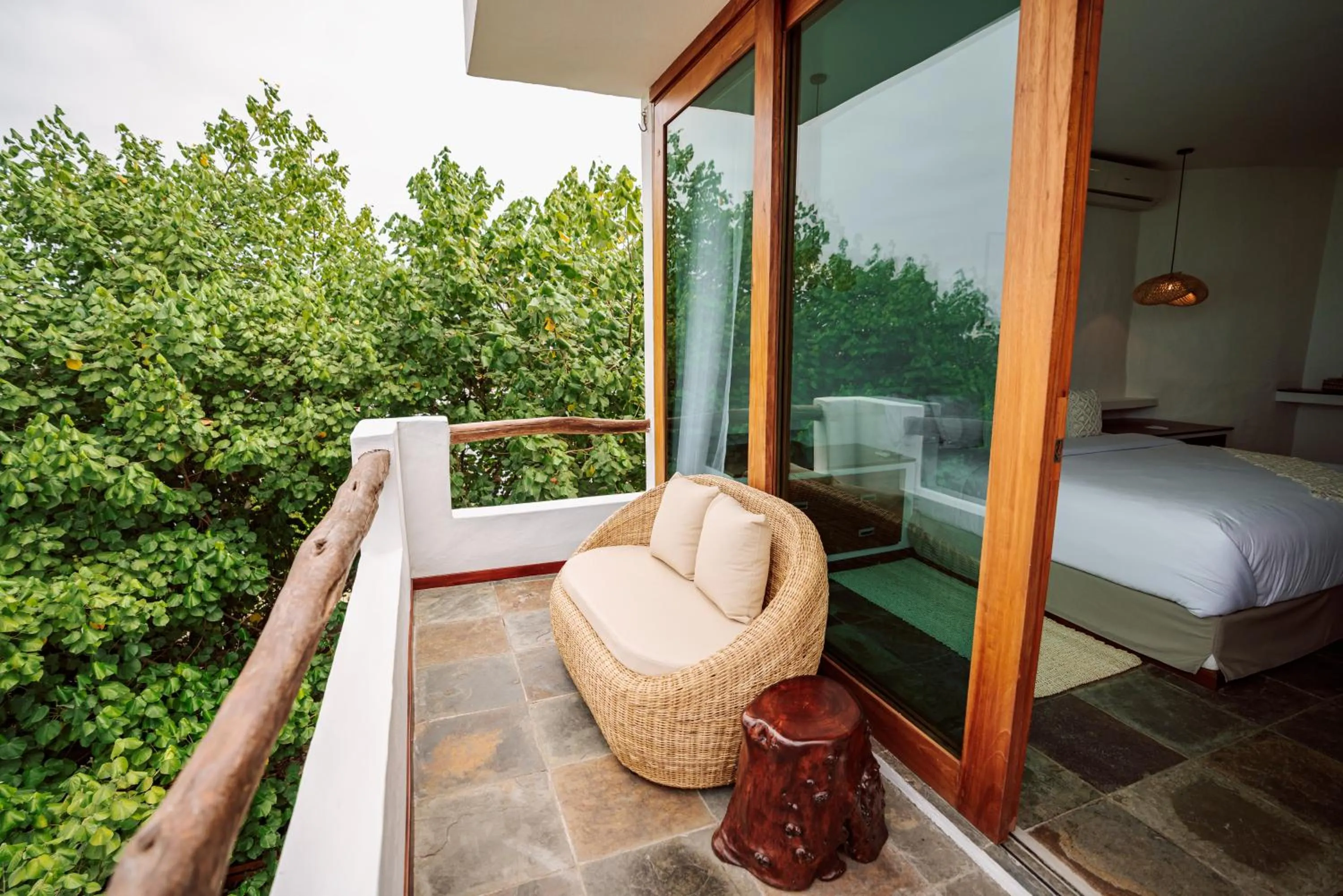 Balcony/Terrace, Bed in Hotel Villa Escalesia Galapagos