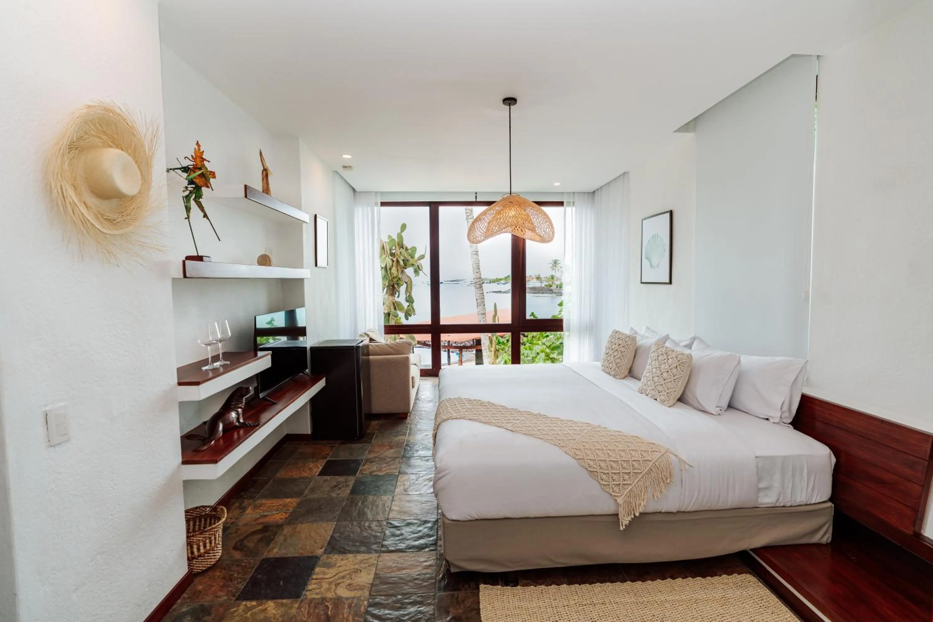 Photo of the whole room, Bed in Hotel Villa Escalesia Galapagos
