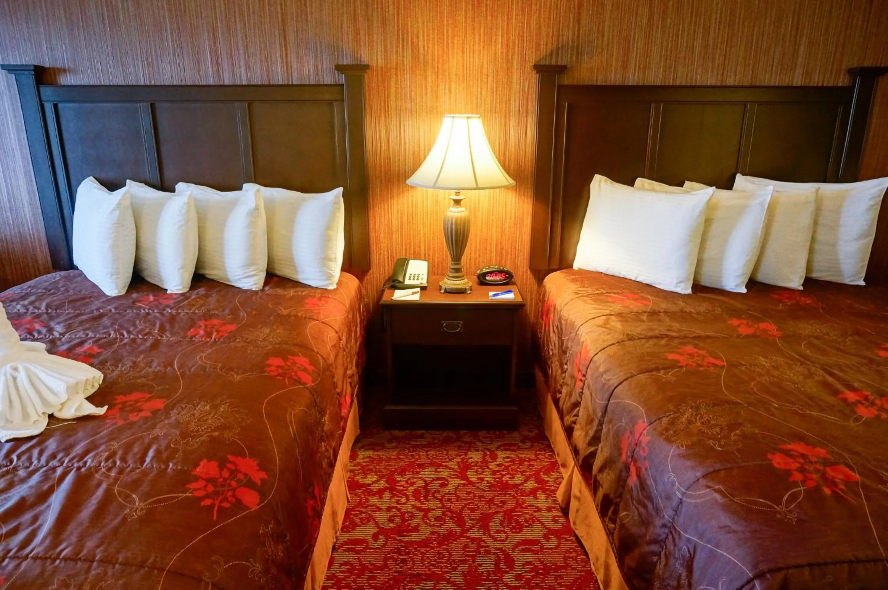 Bedroom, Bed in Castle Inn and Suites Anaheim