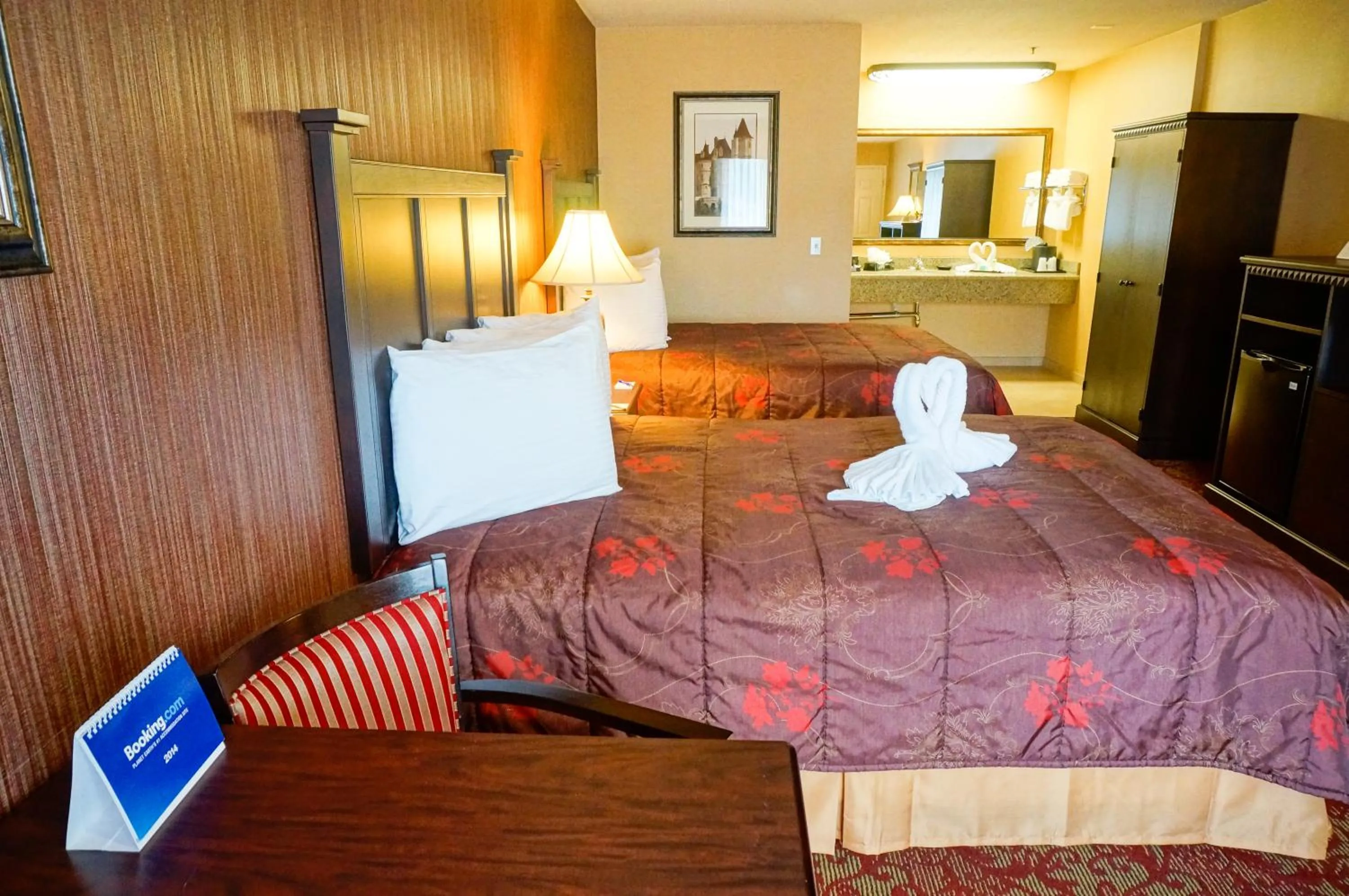 Bedroom, Bed in Castle Inn and Suites Anaheim