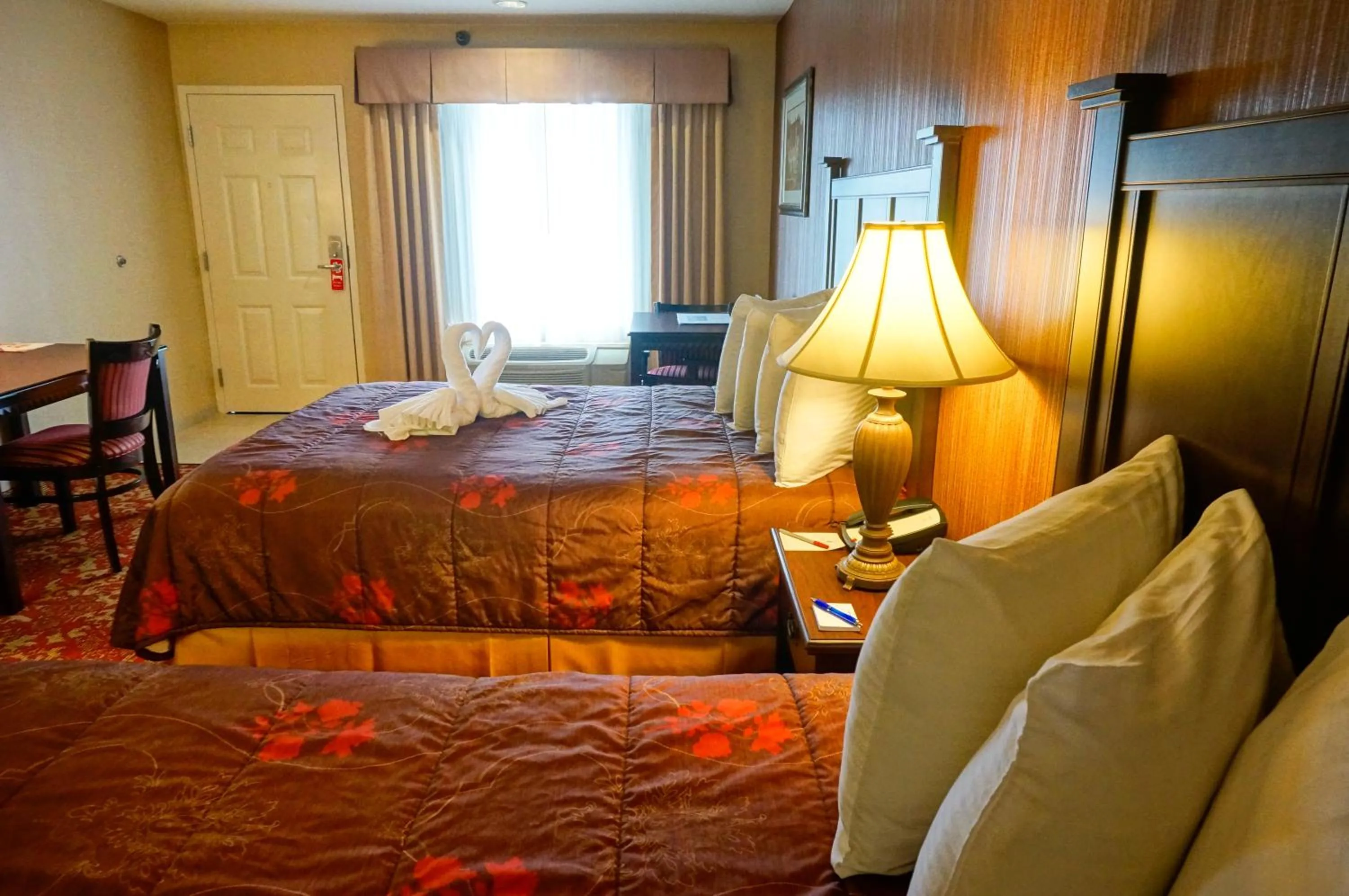 Bedroom, Bed in Castle Inn and Suites Anaheim