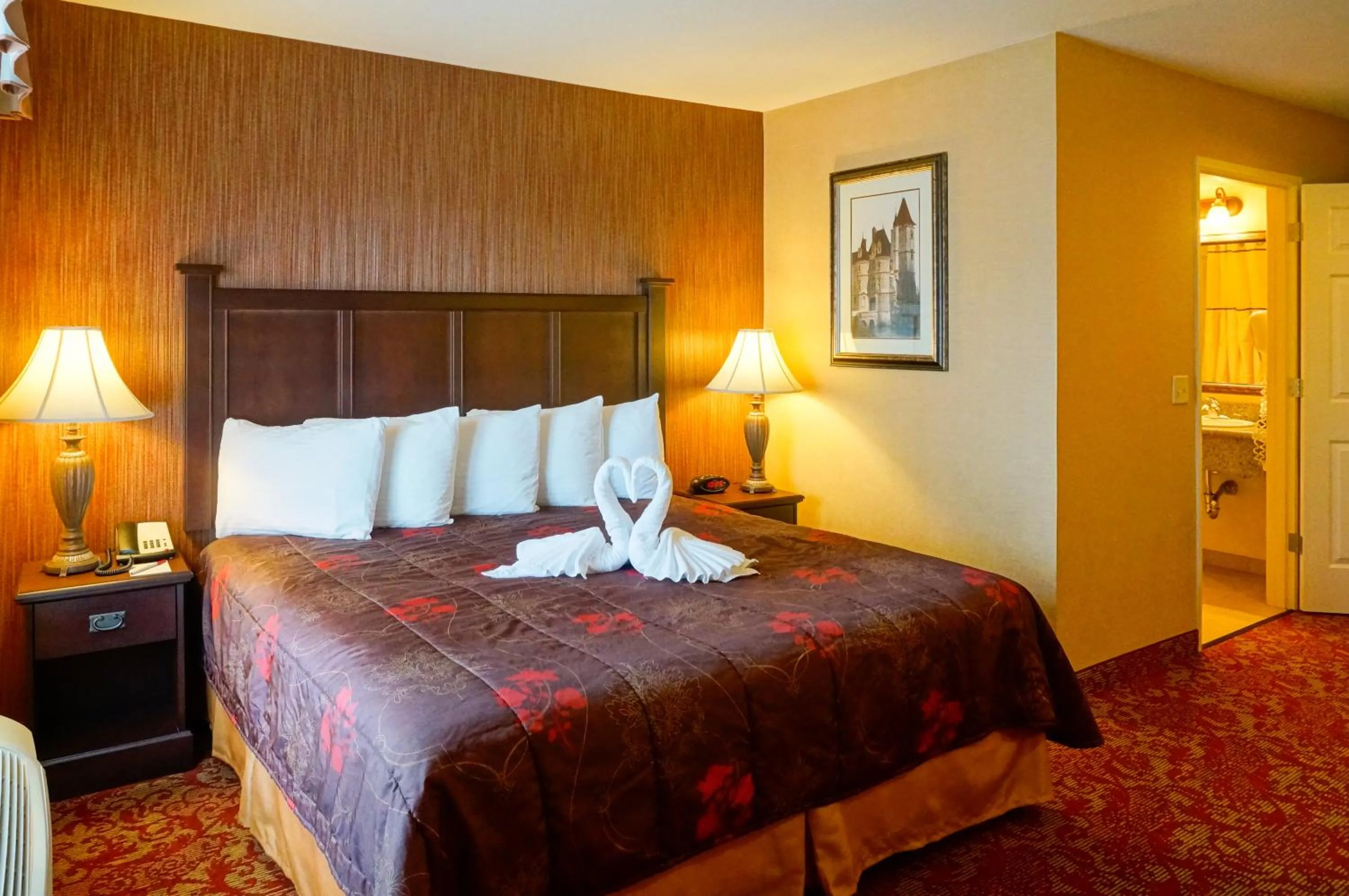 Bedroom, Bed in Castle Inn and Suites Anaheim