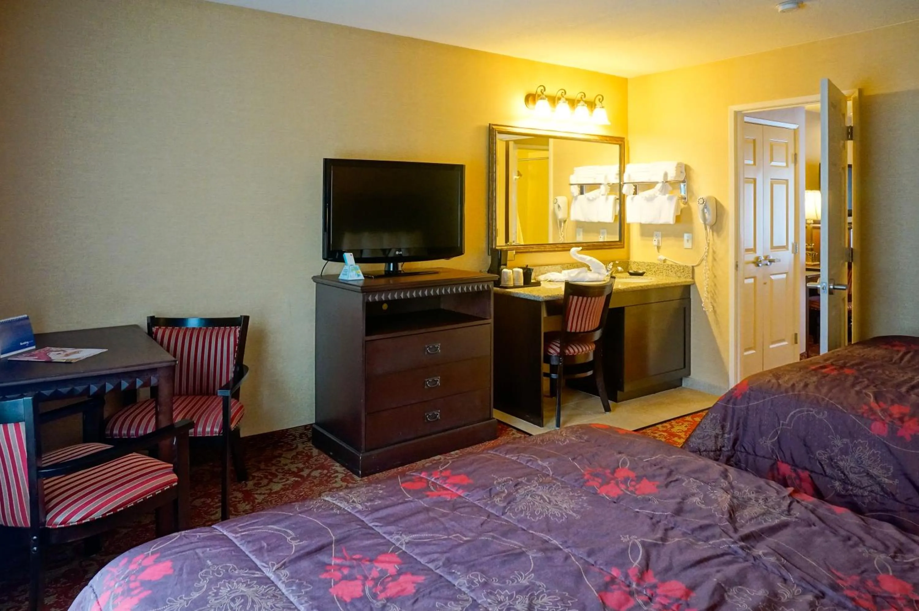 Bedroom, Bed in Castle Inn and Suites Anaheim