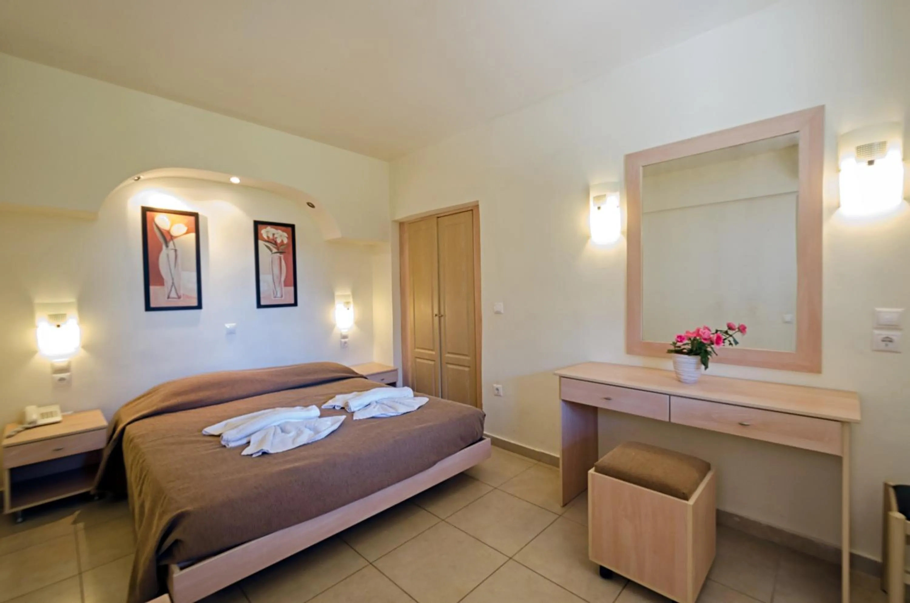 Bedroom, Bed in Pefkos Village Resort