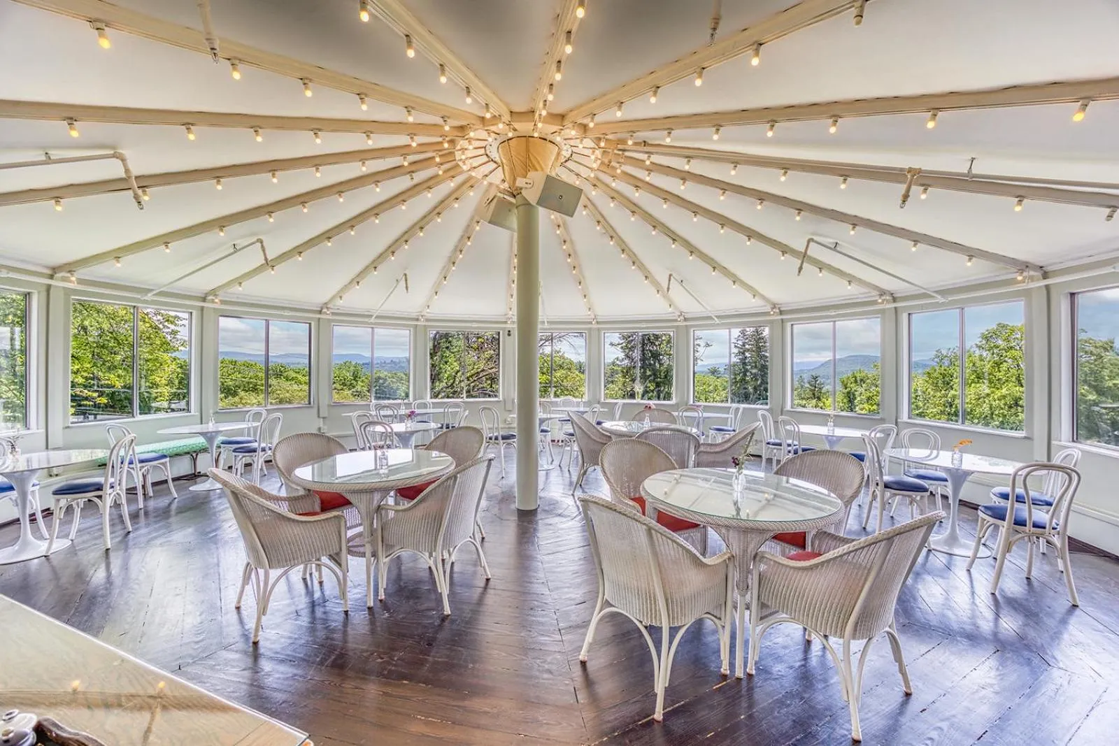 Dining area in Apple Tree Inn