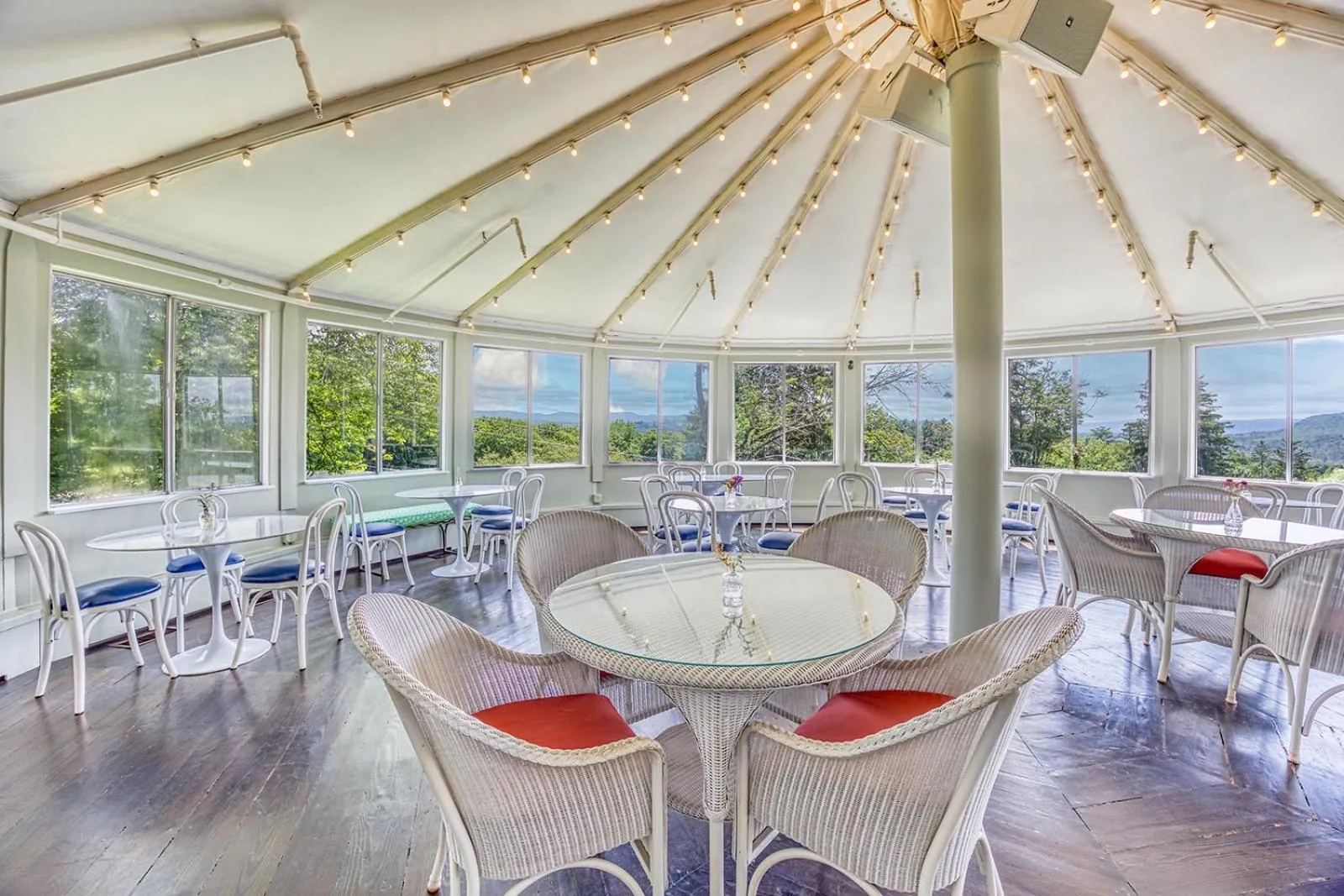 Dining area in Apple Tree Inn