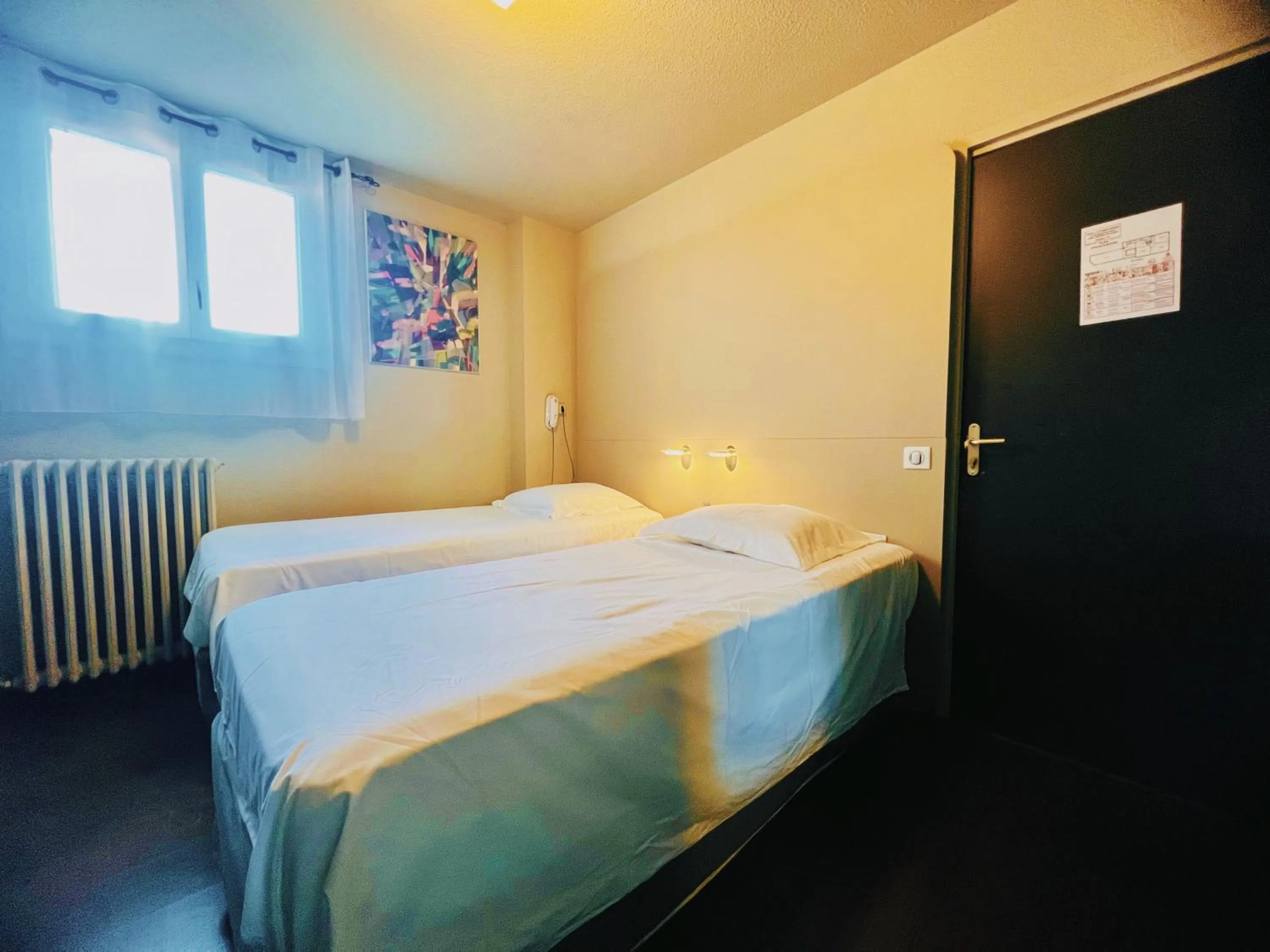 Bed in Hotel Thonon Centre Le Comte Rouge