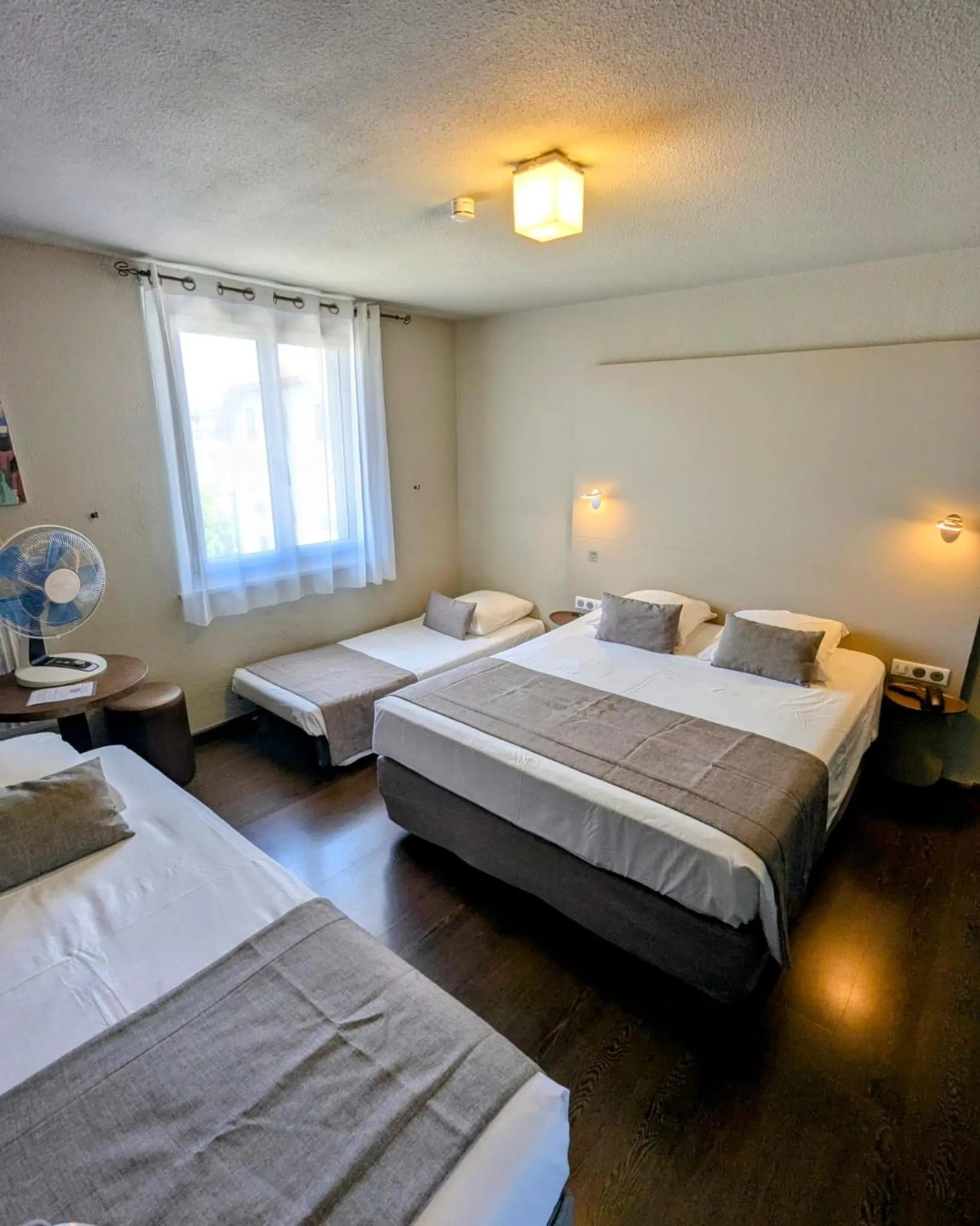 Bedroom, Bed in Hotel Thonon Centre Le Comte Rouge