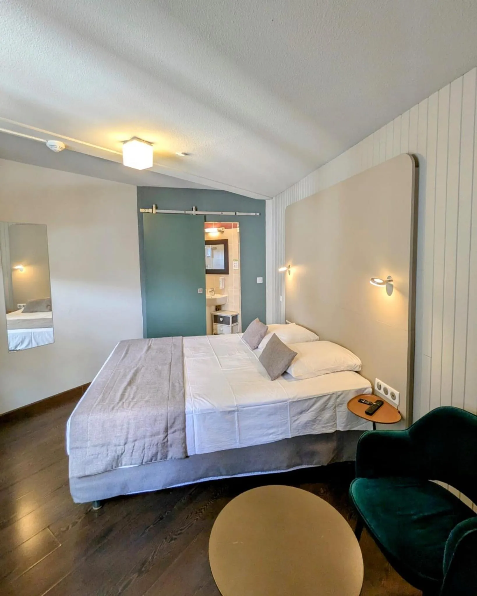 Bedroom, Bed in Hotel Thonon Centre Le Comte Rouge