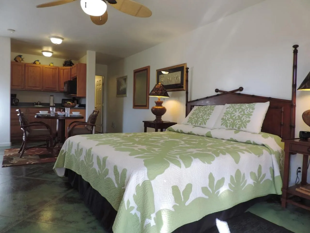 Bed in Hale Pua Villa - Seaside Studio