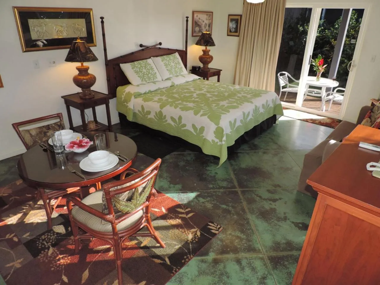 Bed in Hale Pua Villa - Seaside Studio