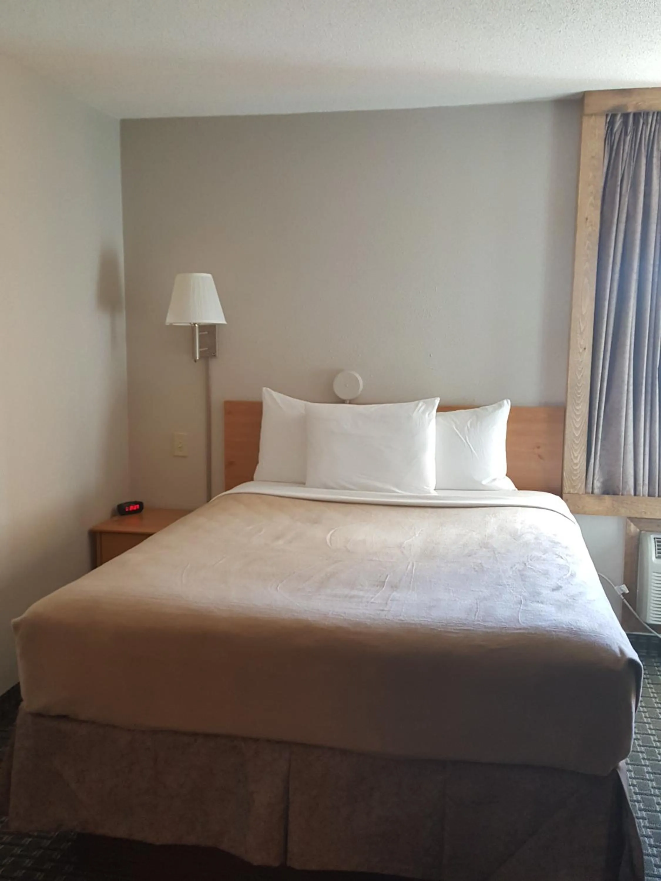 Bedroom, Bed in Travelodge by Wyndham Edgemont