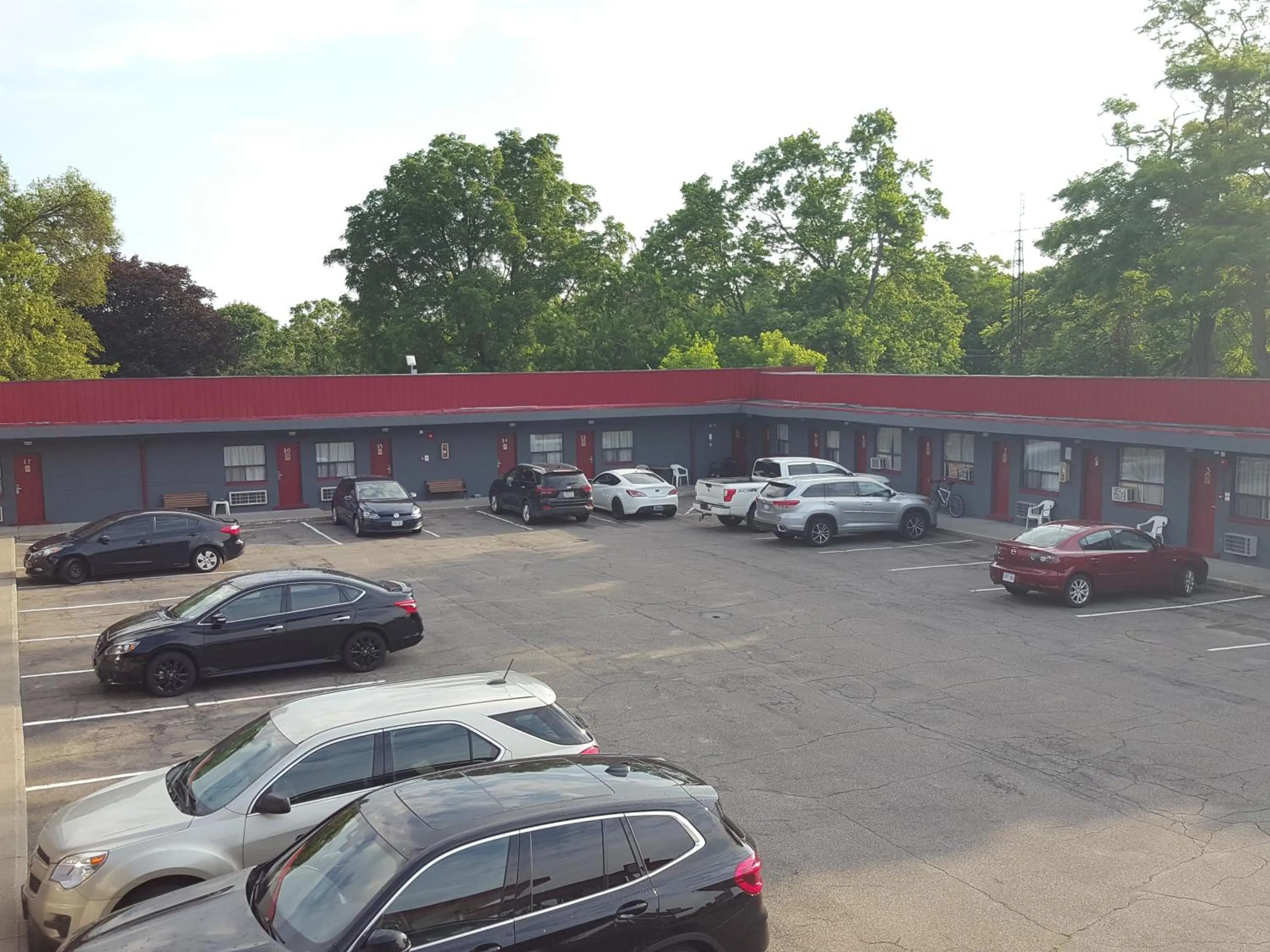 Niagara Inn & Suites