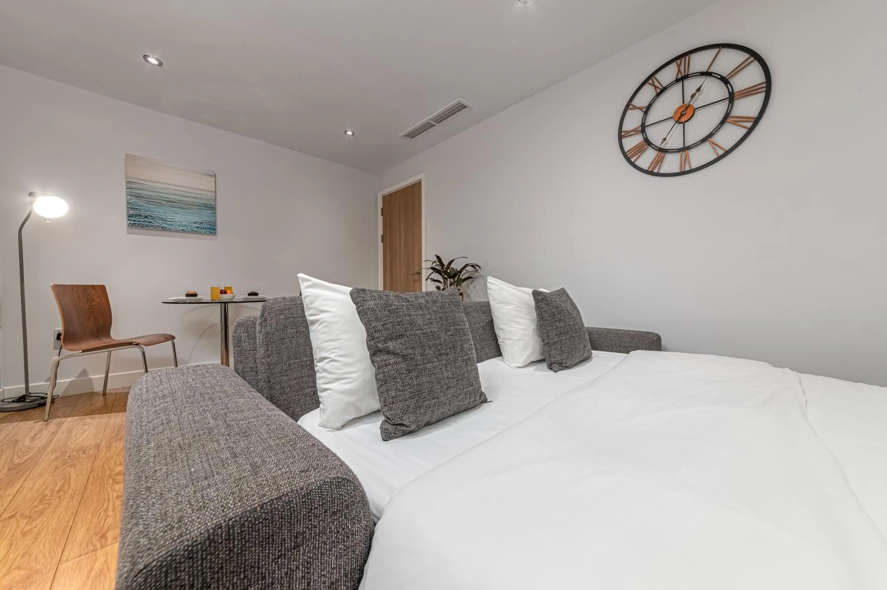 Living room, Bed in HQ Aparthotel Farnborough