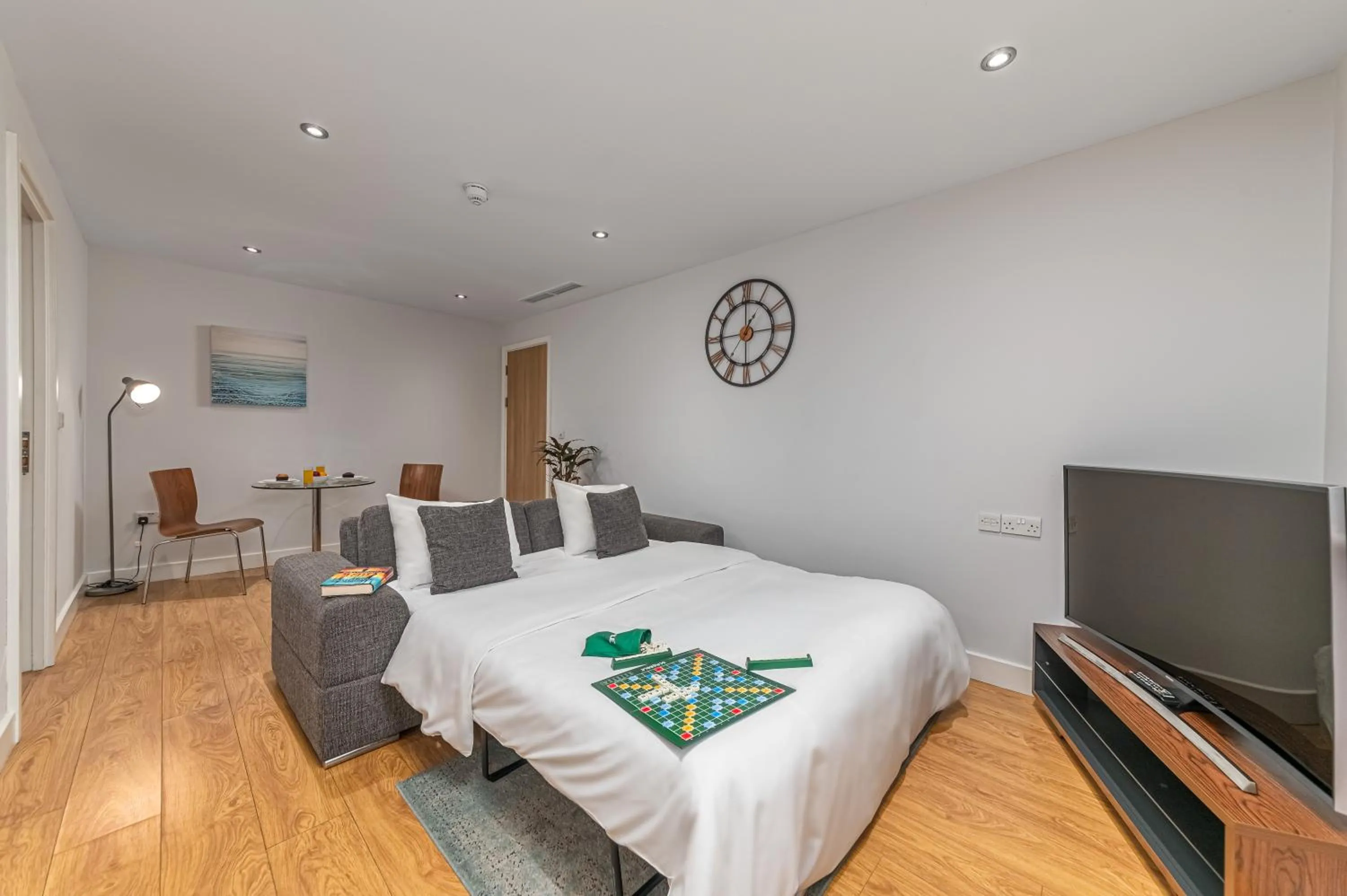 Living room, Bed in HQ Aparthotel Farnborough