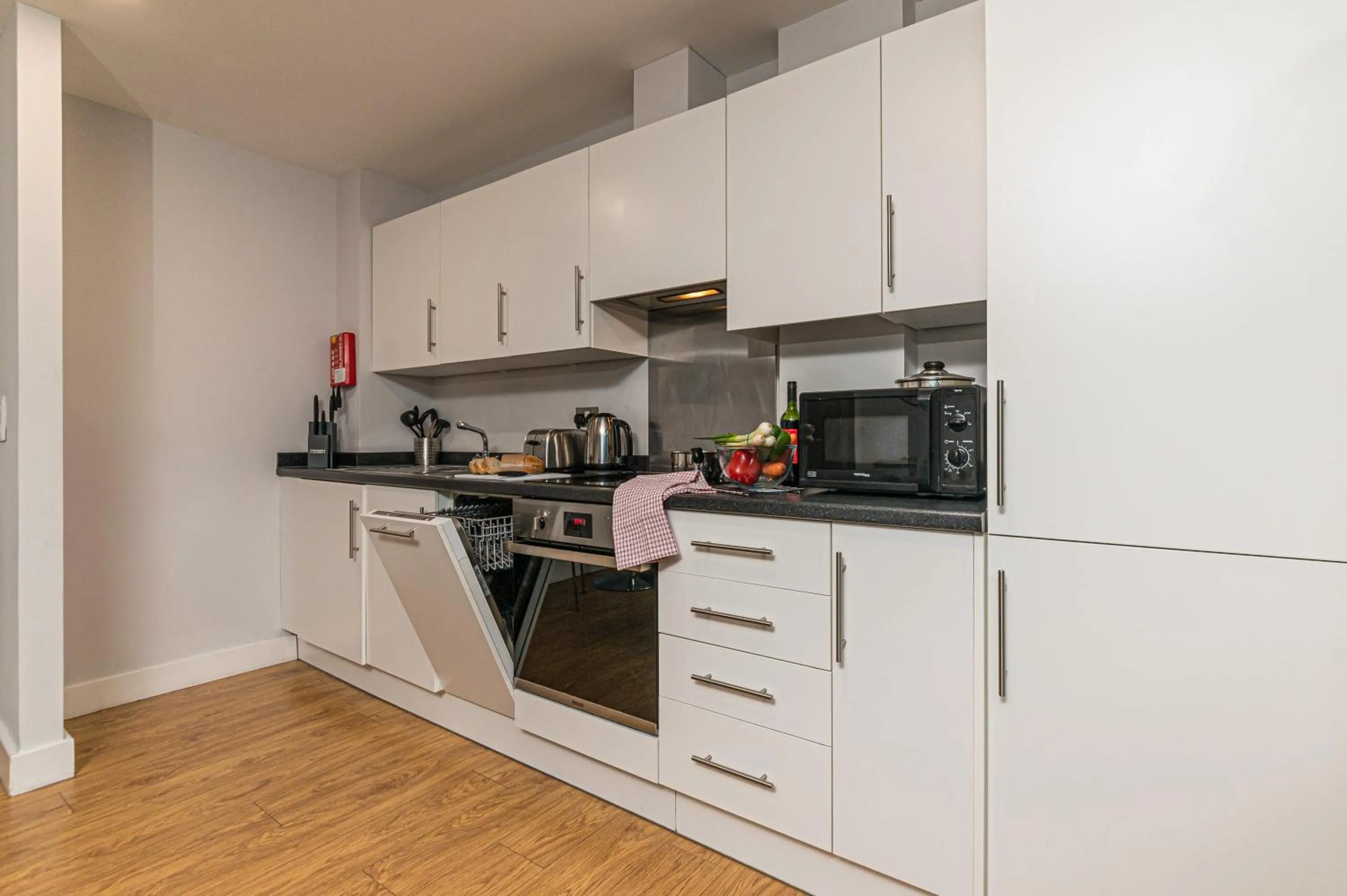 Kitchen or kitchenette in HQ Aparthotel Farnborough
