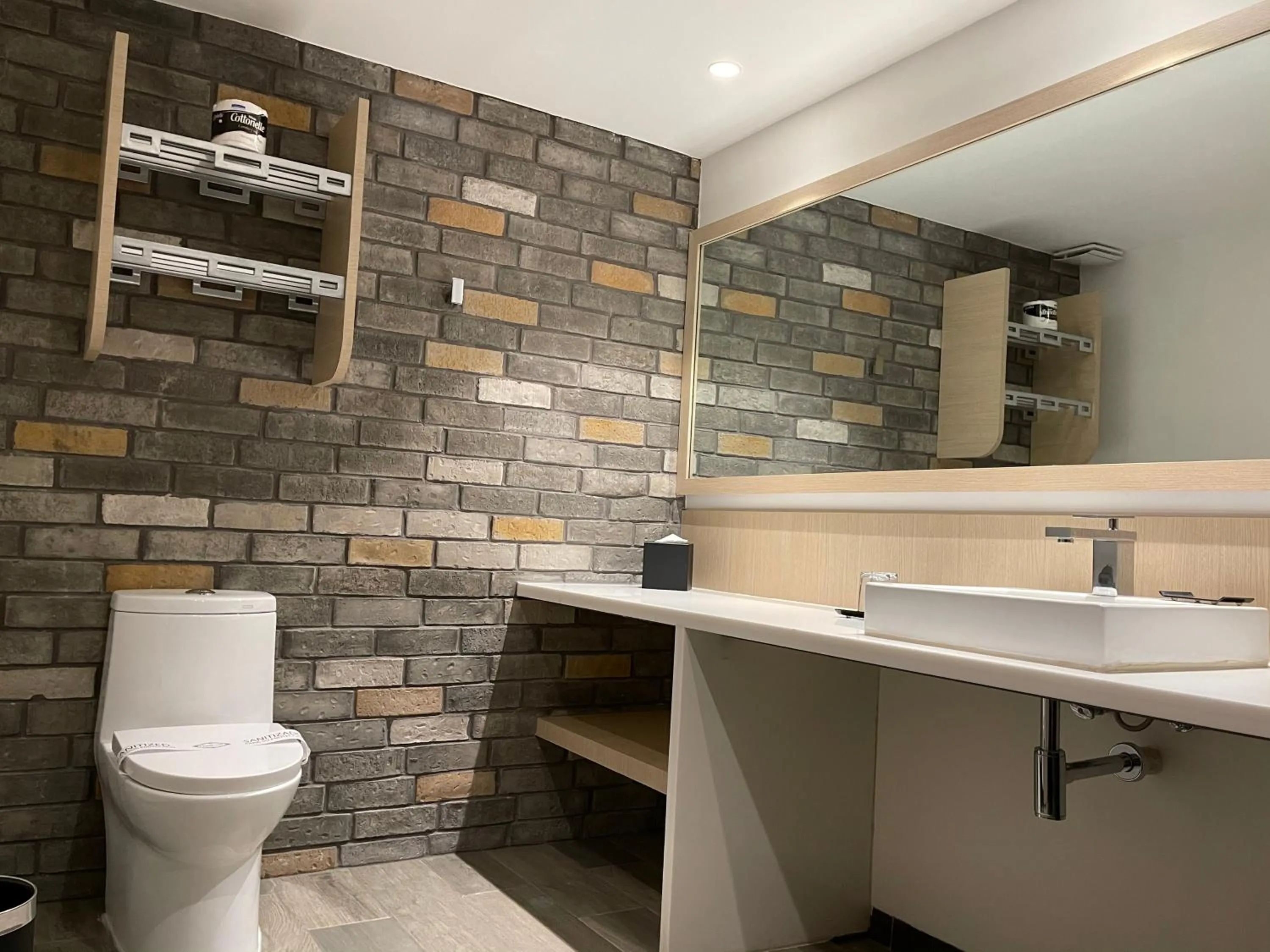 Toilet in Hotel Punto MX