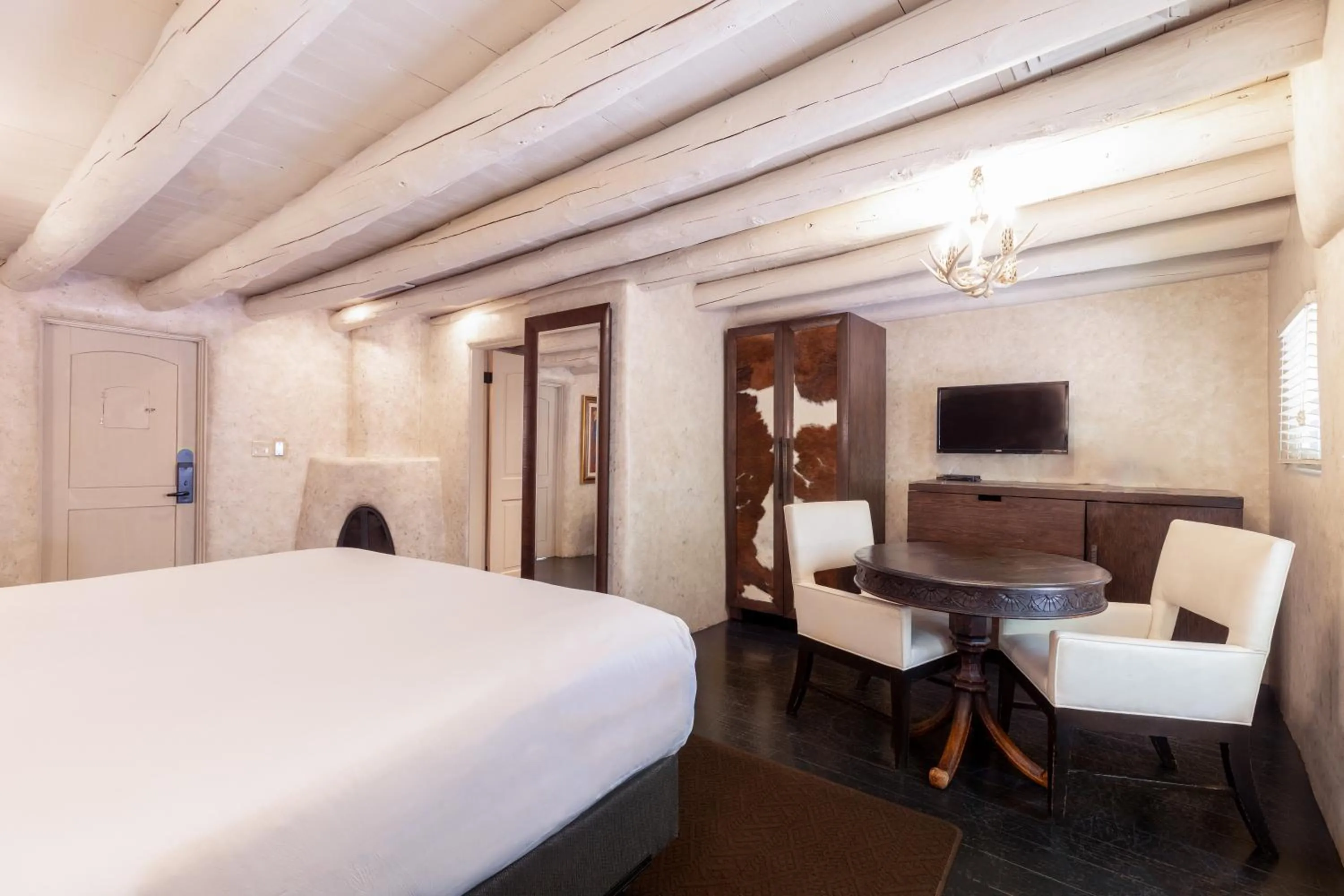 Bed in El Monte Sagrado Resort & Spa