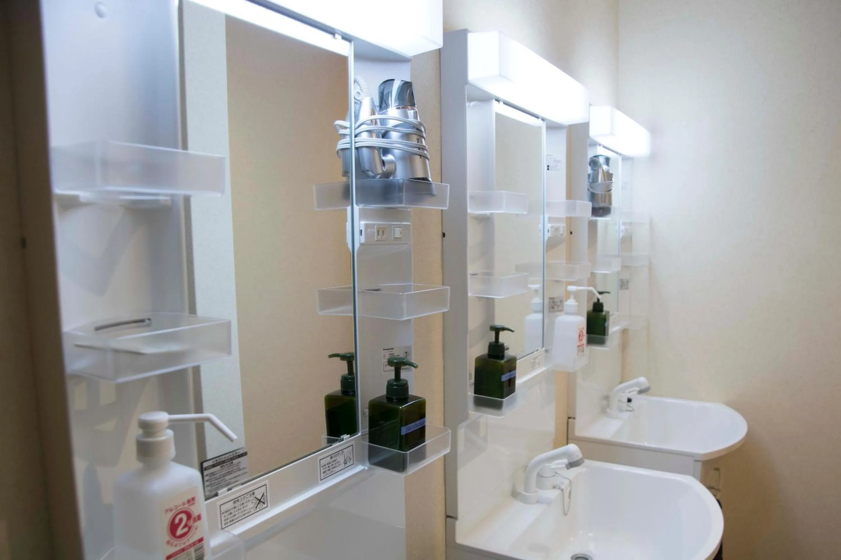 Bathroom in J-Hoppers Kumano Yunomine Guesthouse