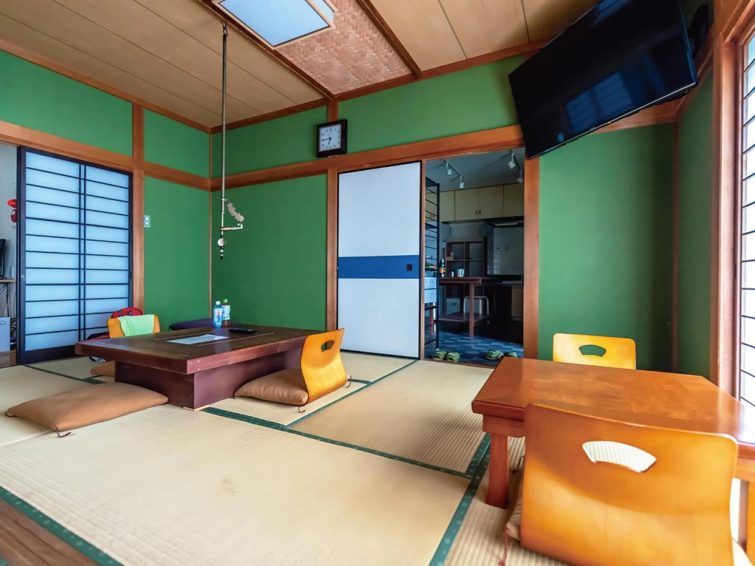 Living room, Bed in J-Hoppers Kumano Yunomine Guesthouse