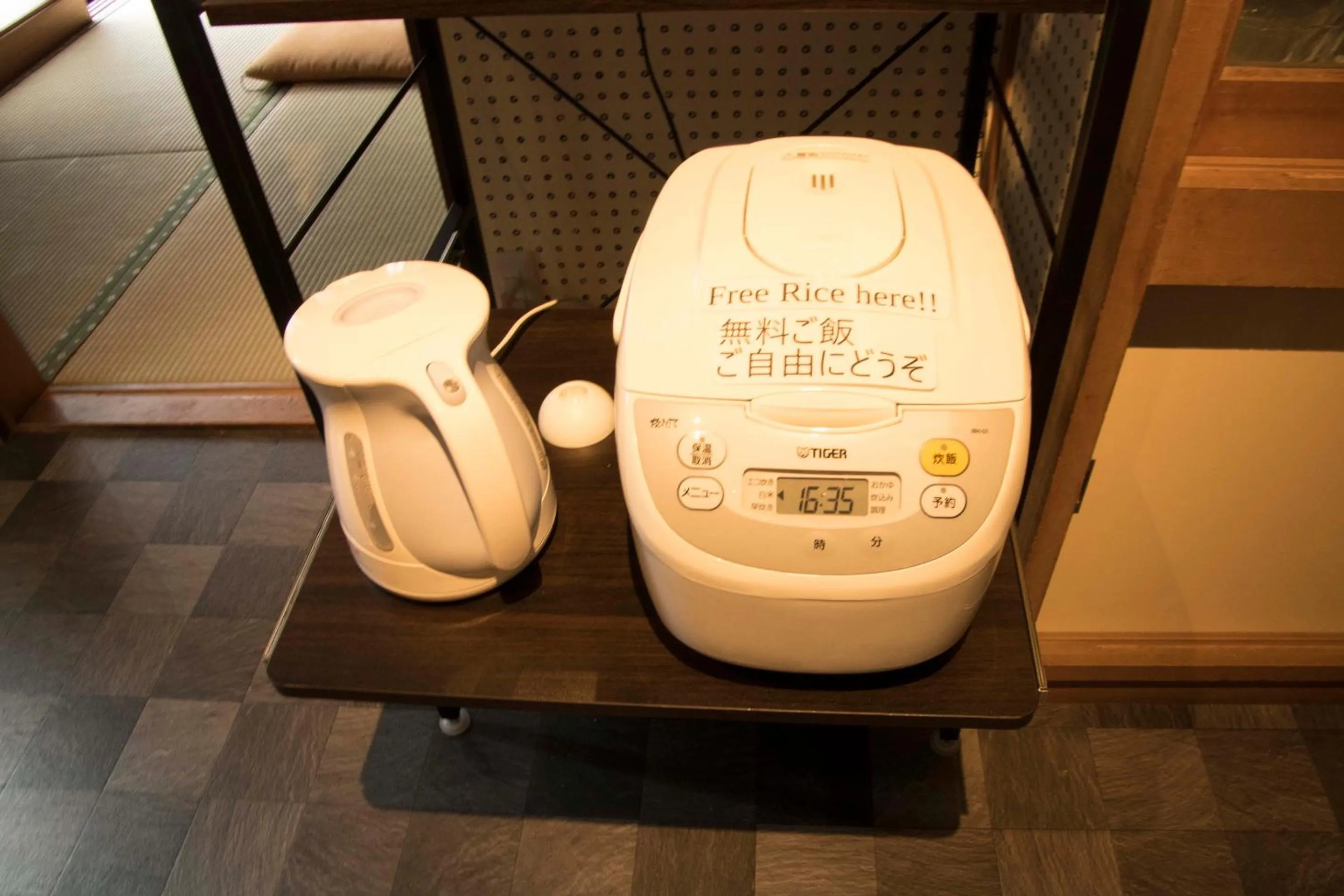 Communal kitchen in J-Hoppers Kumano Yunomine Guesthouse
