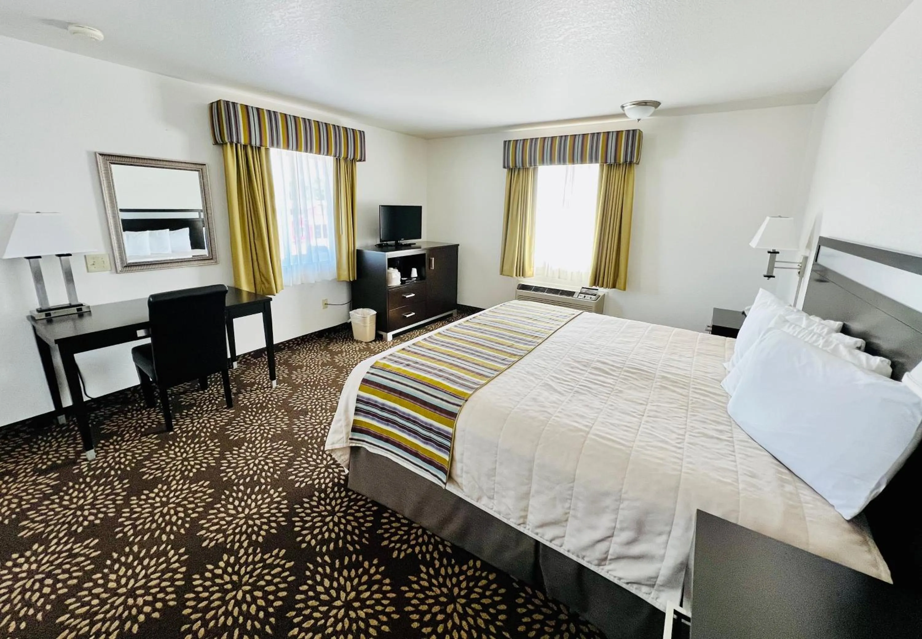 Photo of the whole room, Bed in Court Plaza Inn & Suites of Mackinaw