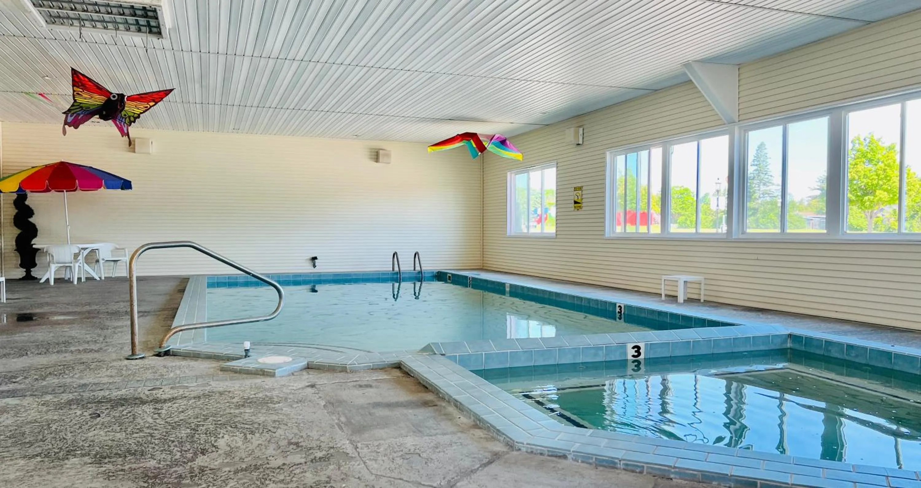 Swimming pool in Court Plaza Inn & Suites of Mackinaw