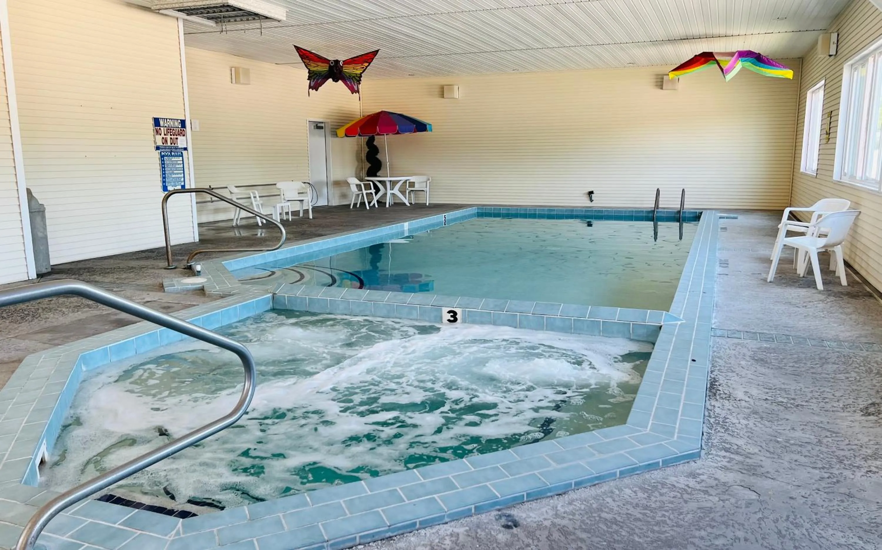 Swimming pool in Court Plaza Inn & Suites of Mackinaw