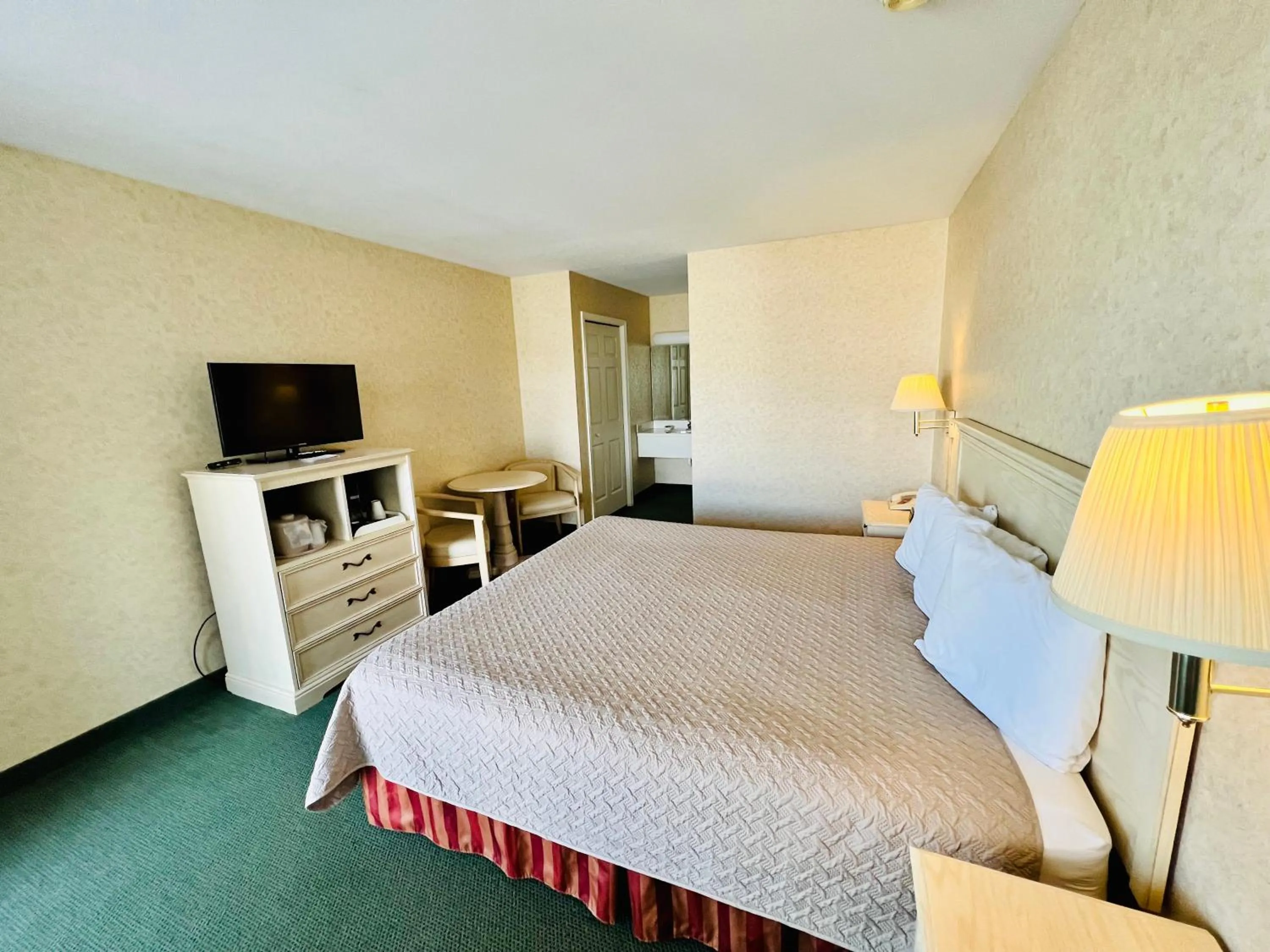 Photo of the whole room, Bed in Court Plaza Inn & Suites of Mackinaw