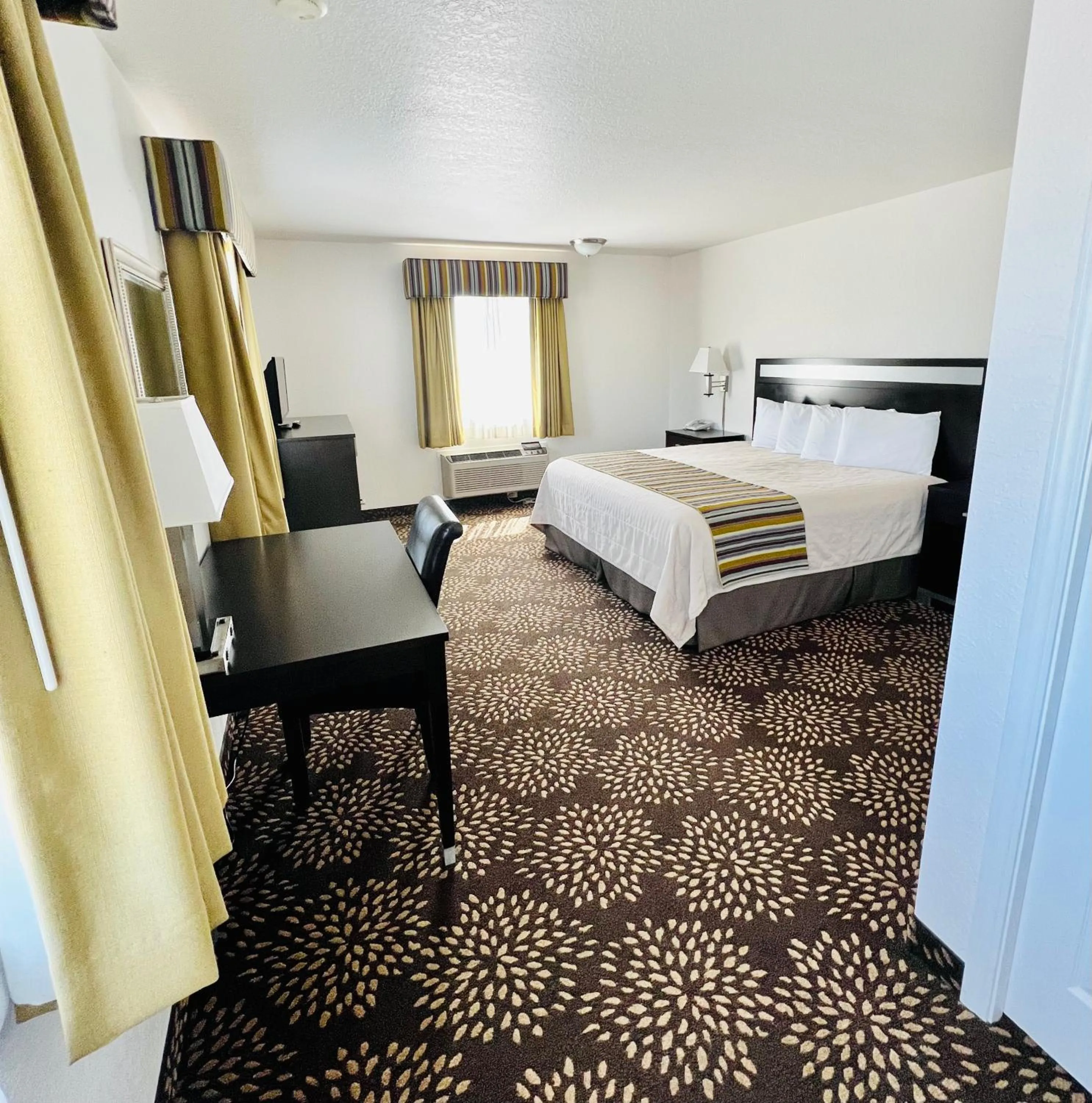 Photo of the whole room, Bed in Court Plaza Inn & Suites of Mackinaw