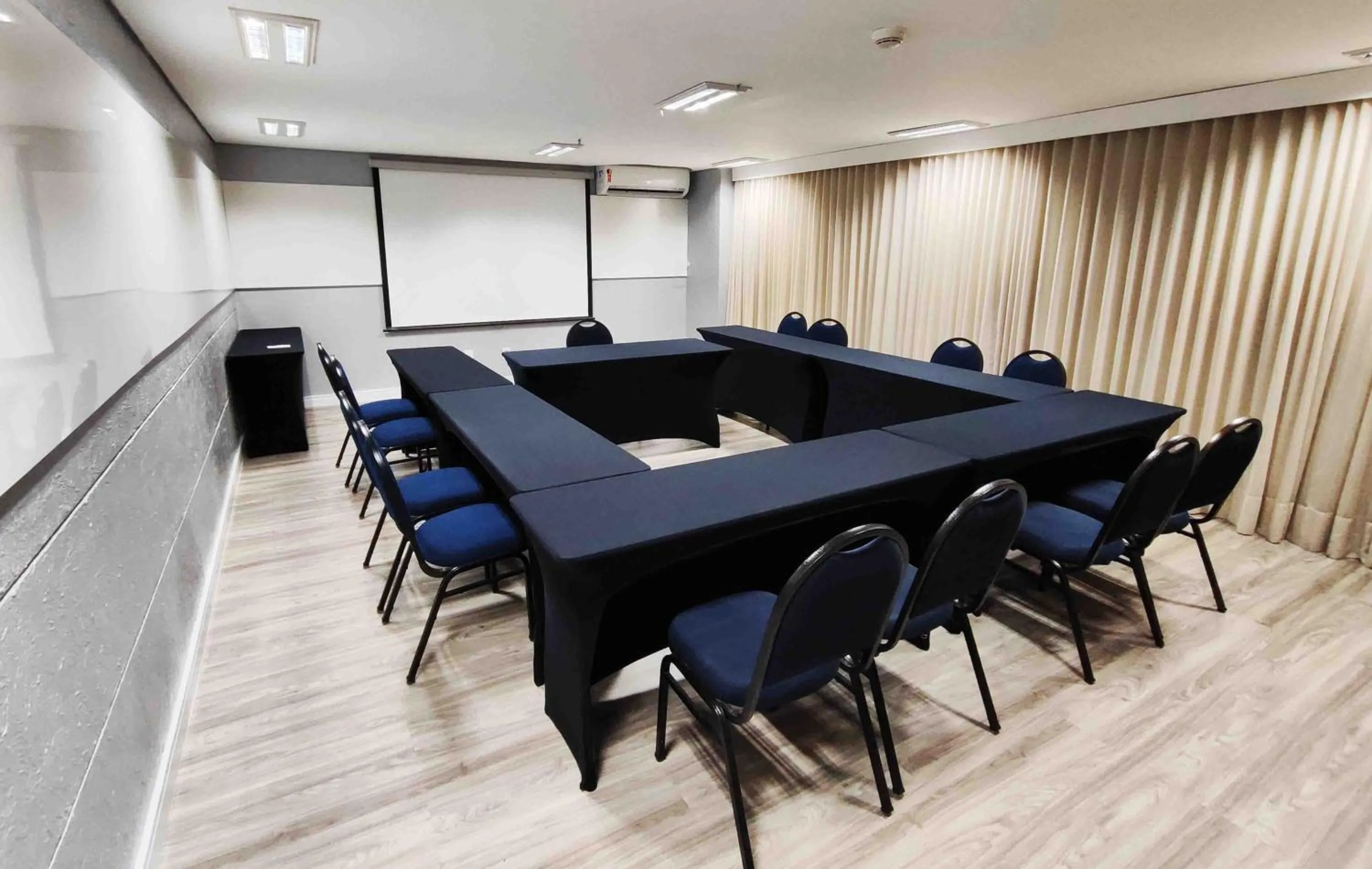 Meeting/conference room in Holiday Inn Fortaleza by IHG