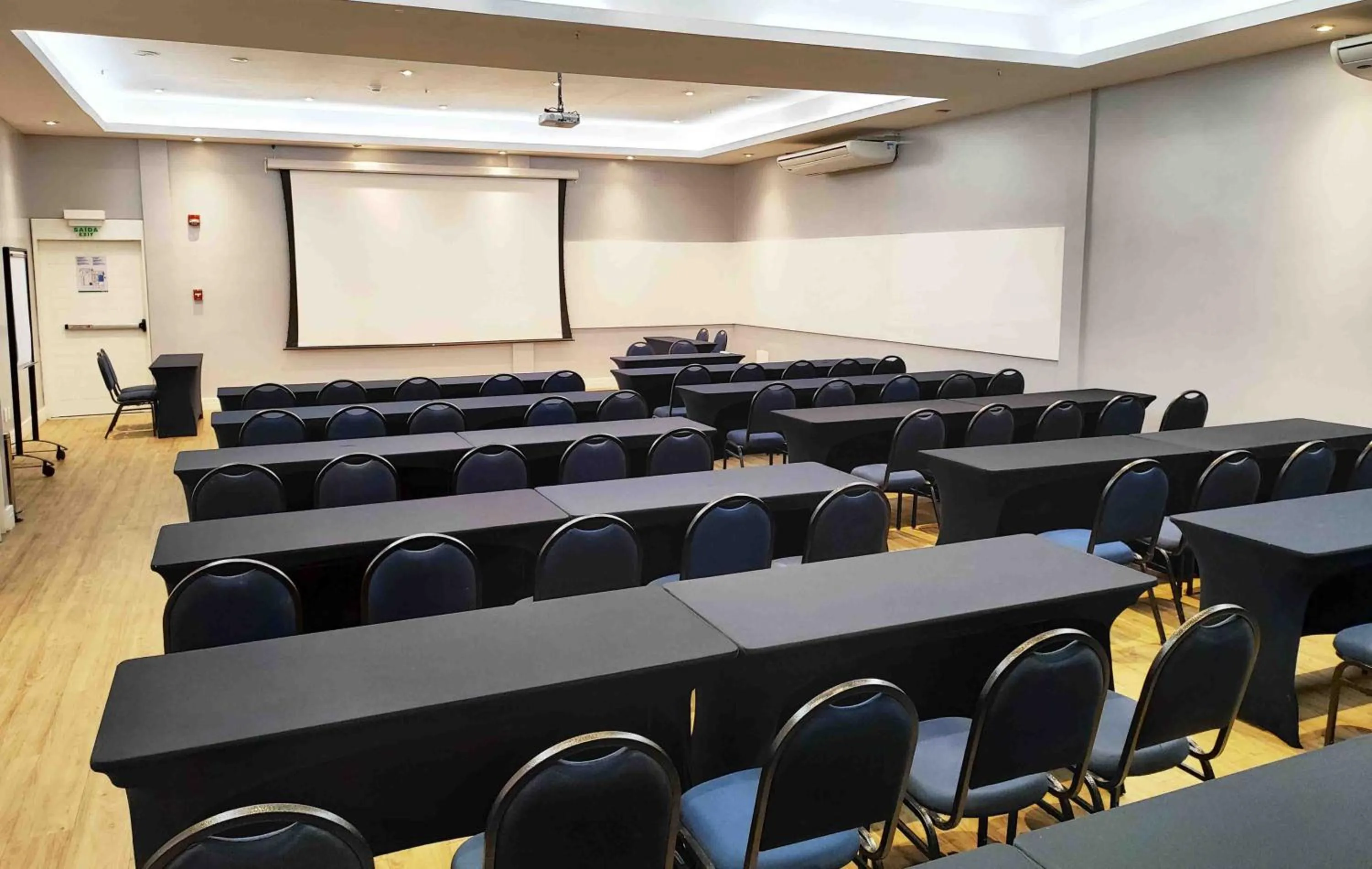 Meeting/conference room in Holiday Inn Fortaleza by IHG