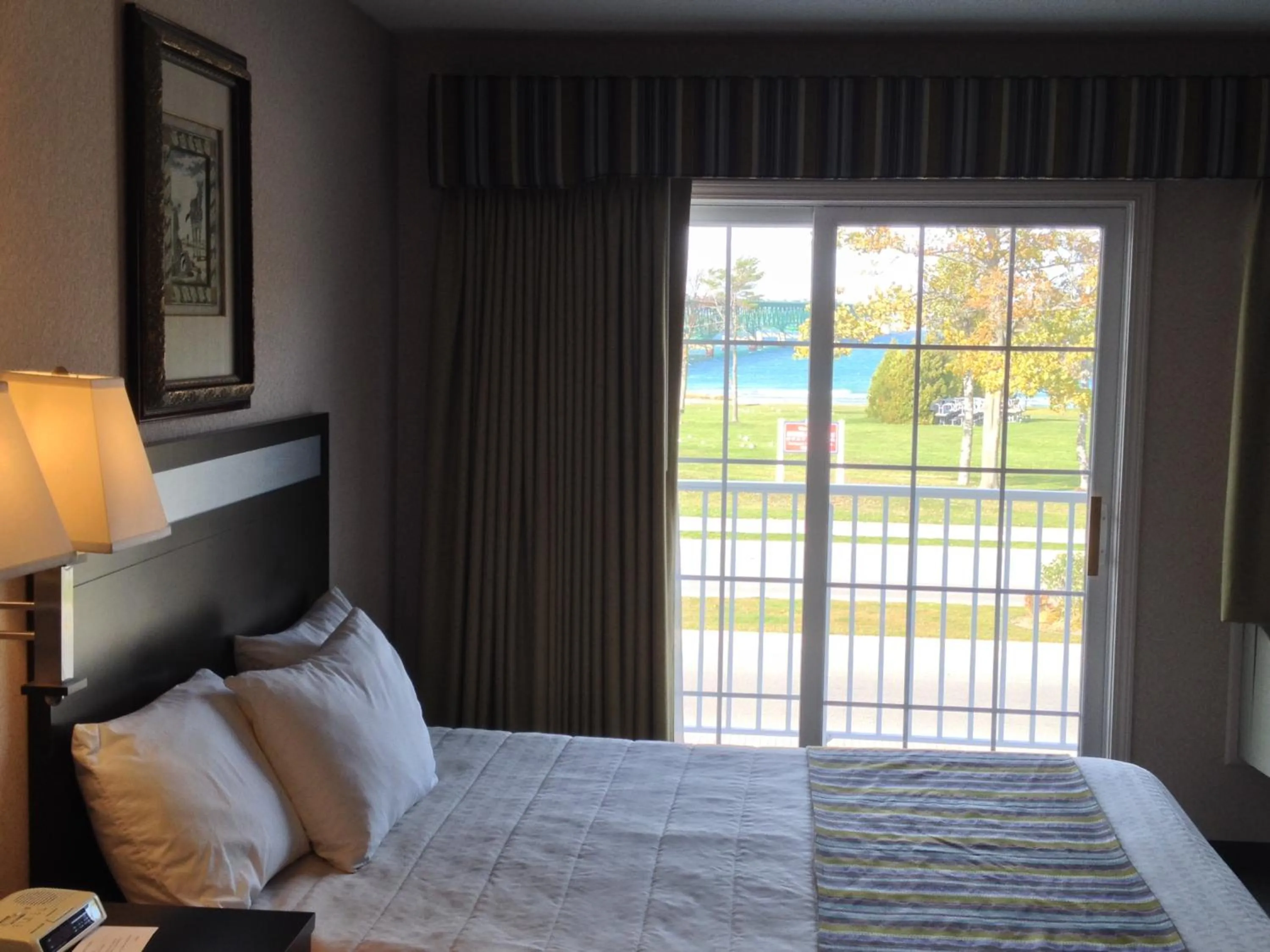 Bed in Parkside Inn Bridgeview