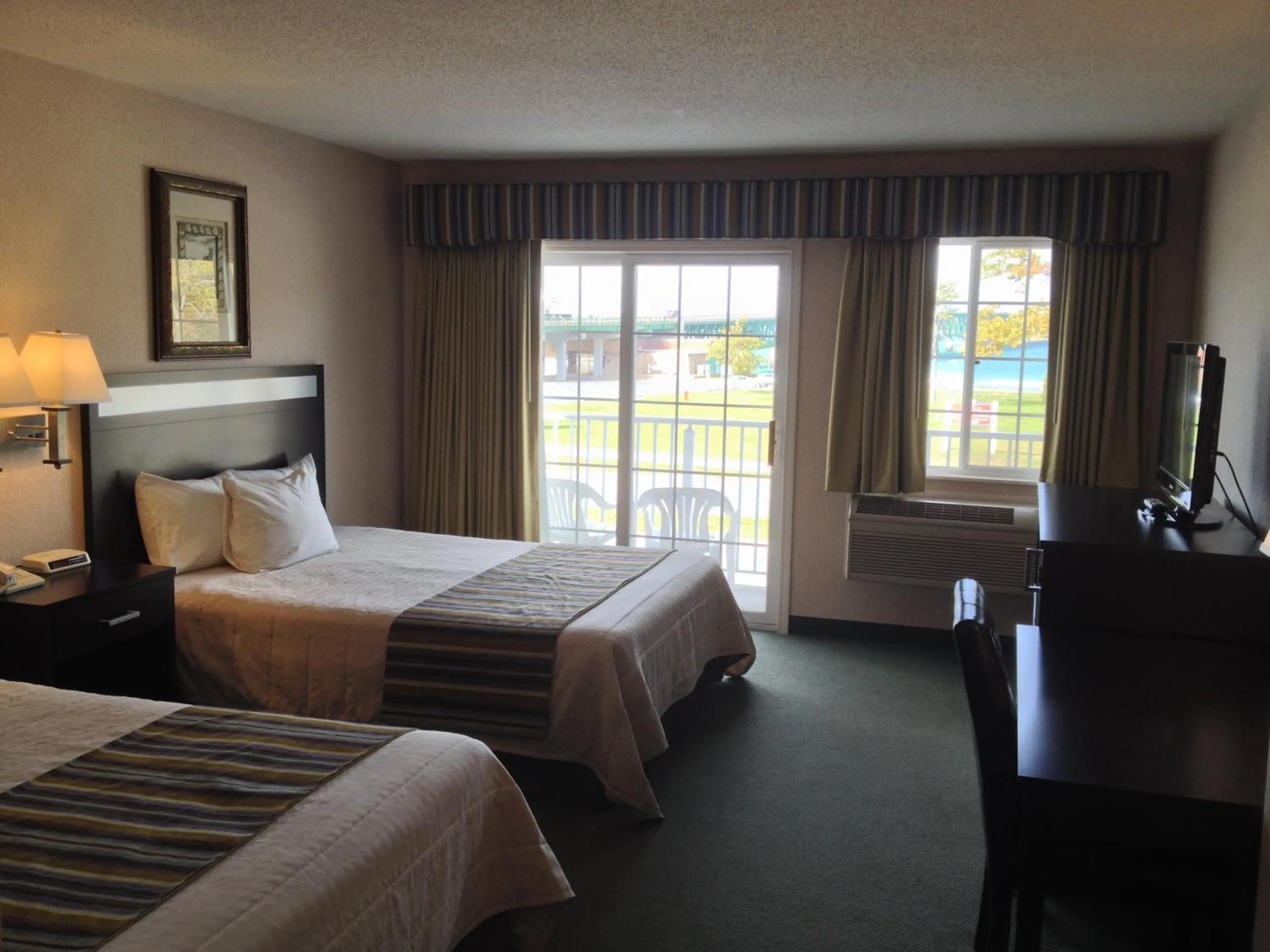 Bed in Parkside Inn Bridgeview