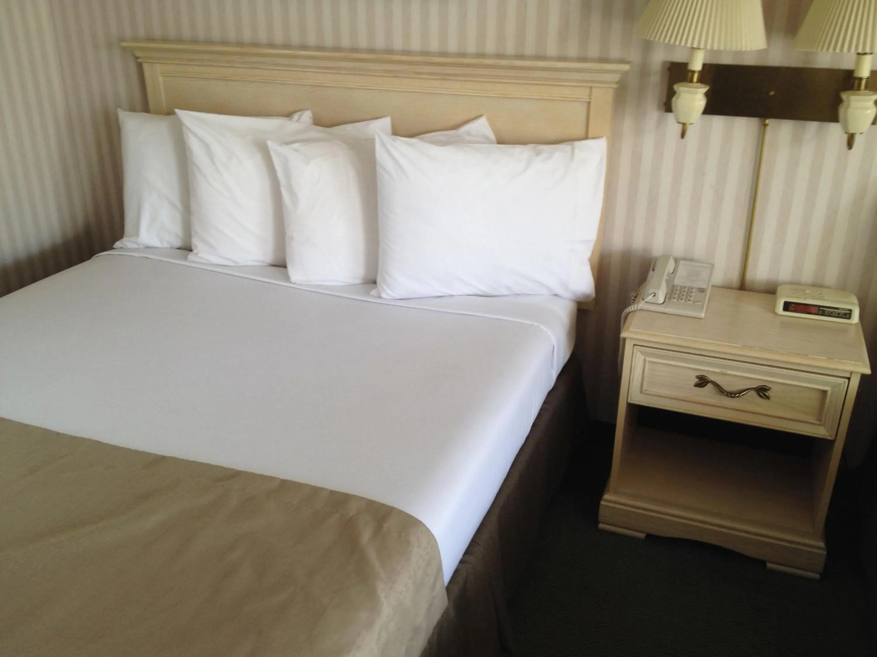 Bed in Parkside Inn Bridgeview