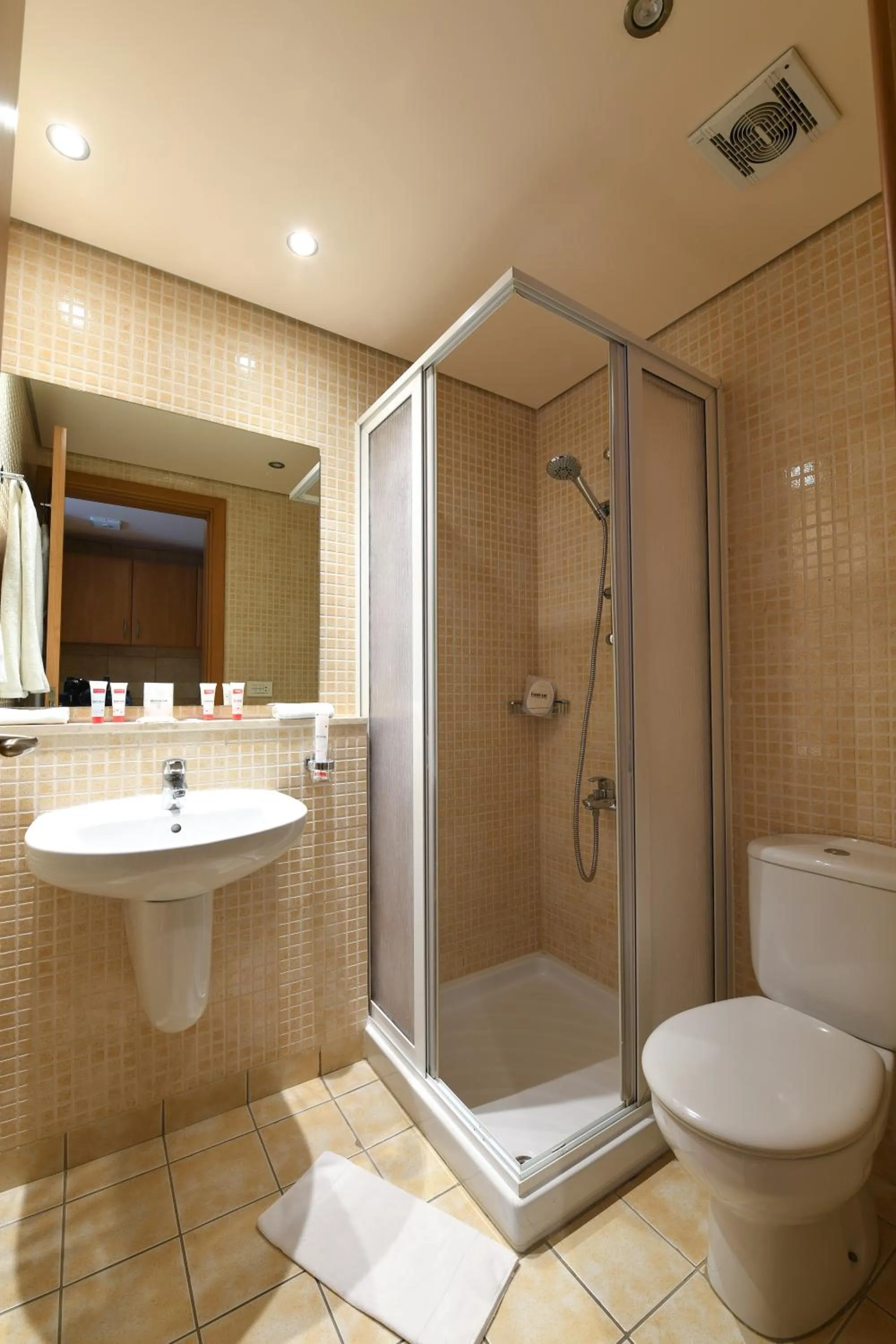 Shower in The Smallville Xpress