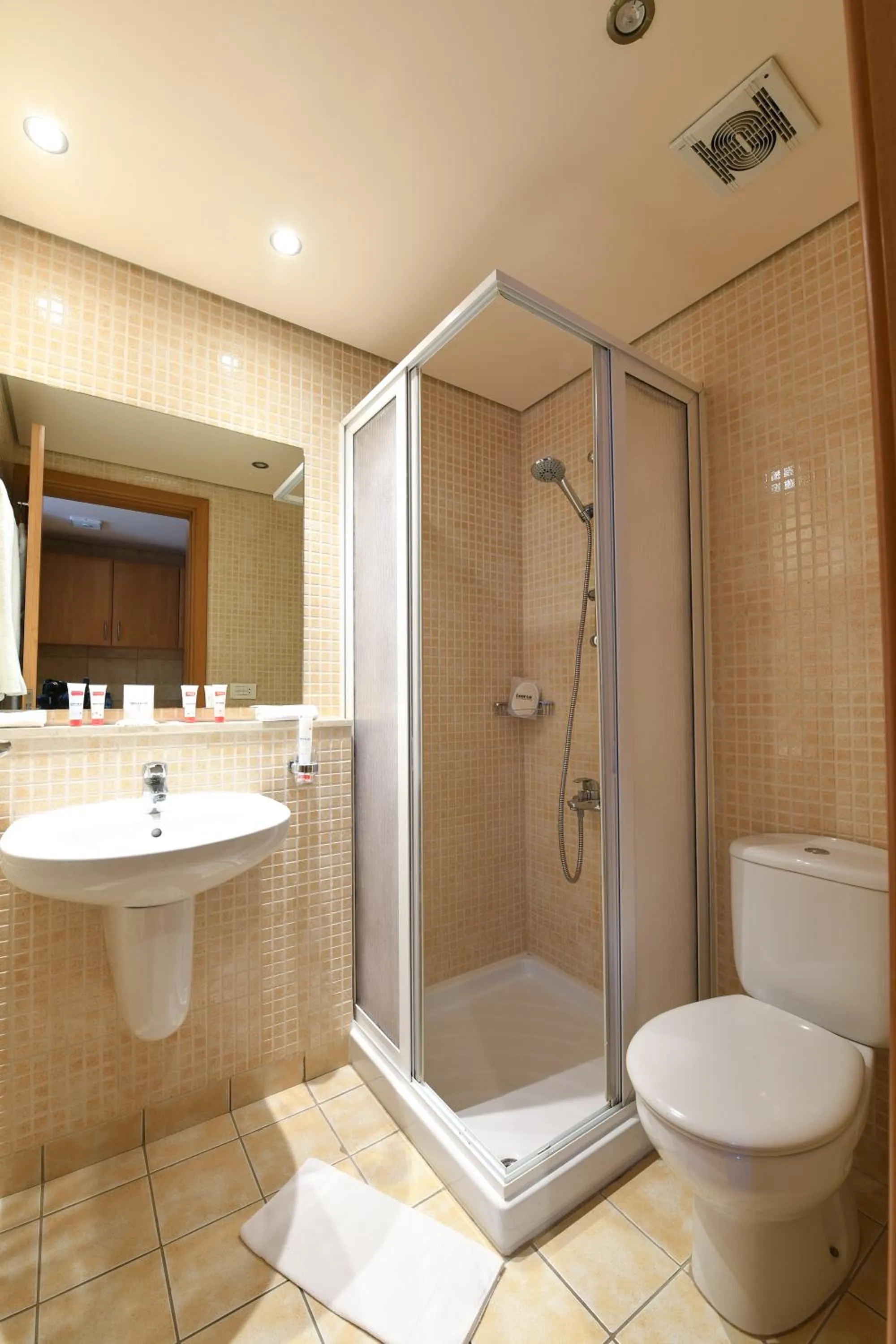 Shower in The Smallville Xpress